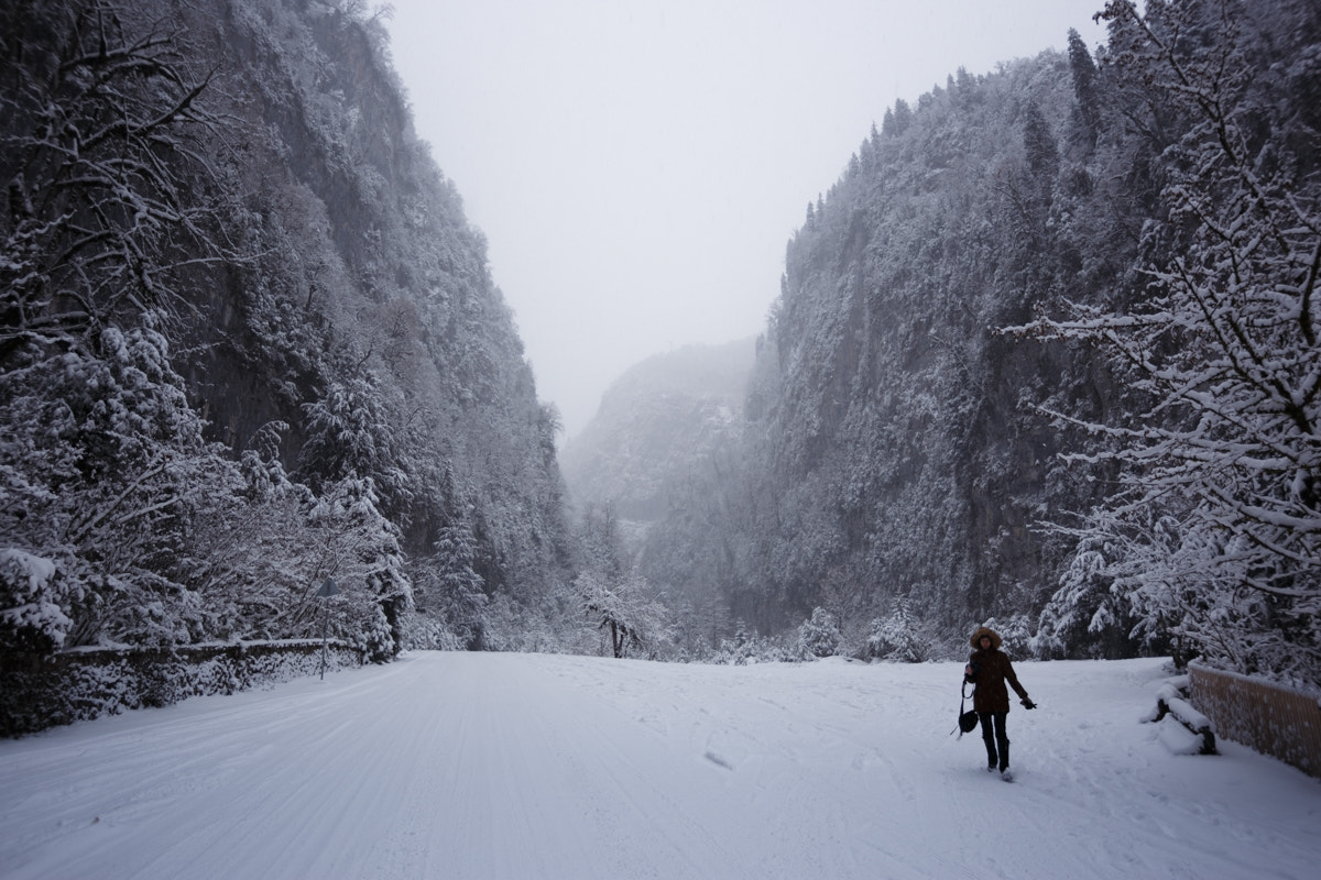 Canon EF 50-200mm f/3.5-4.5L sample photo. Winter road in the mountain photography