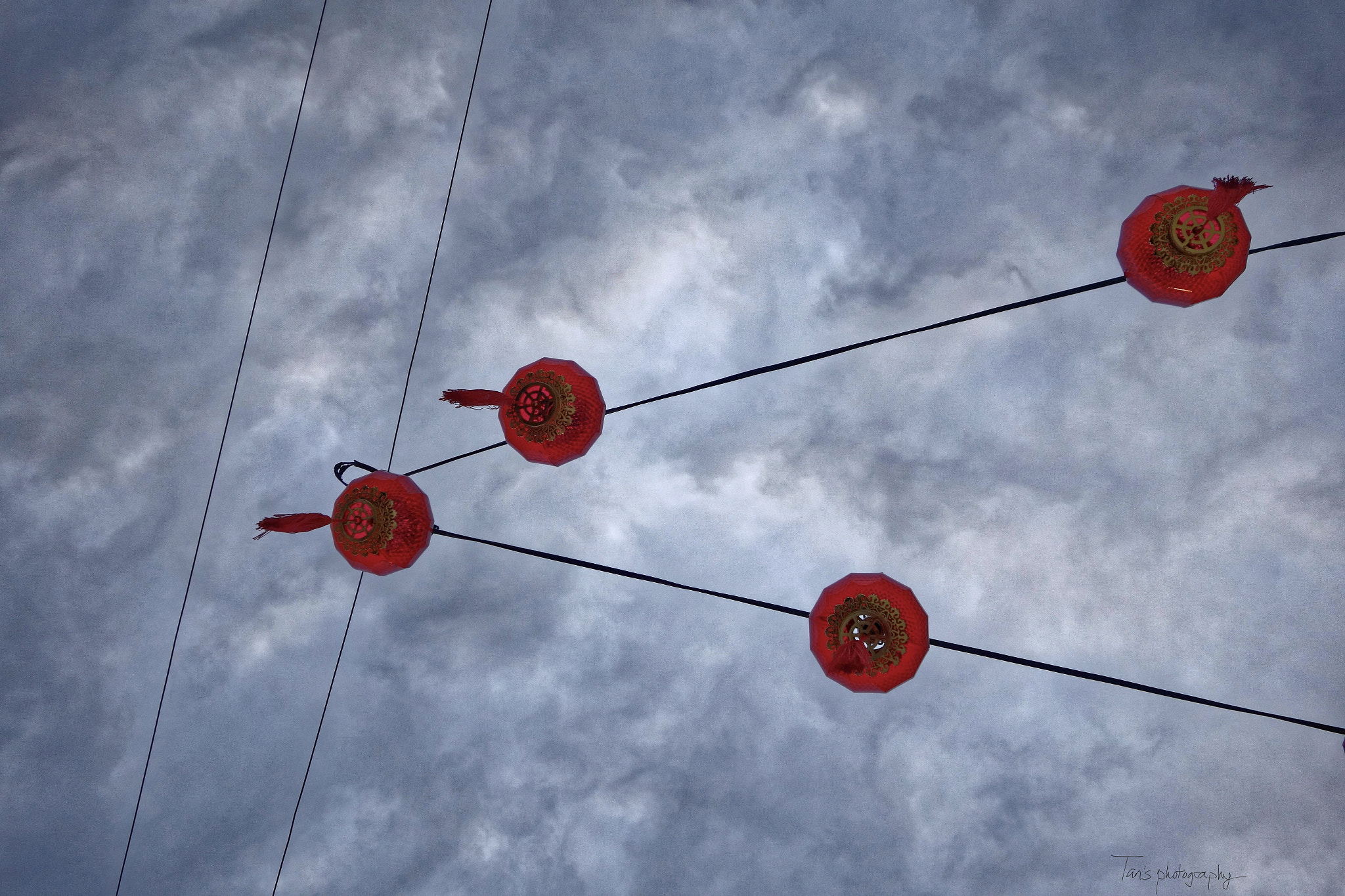 Sony Cyber-shot DSC-QX100 + Sony 28-100mm F1.8-4.9 sample photo. Lanterns with the sky photography