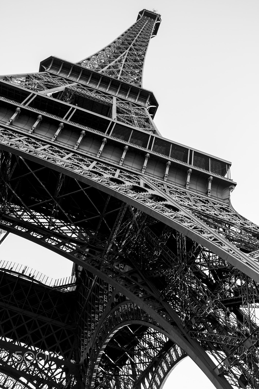 Canon EOS 7D + Canon EF 20mm F2.8 USM sample photo. Eiffel tower (black and white geometry) photography