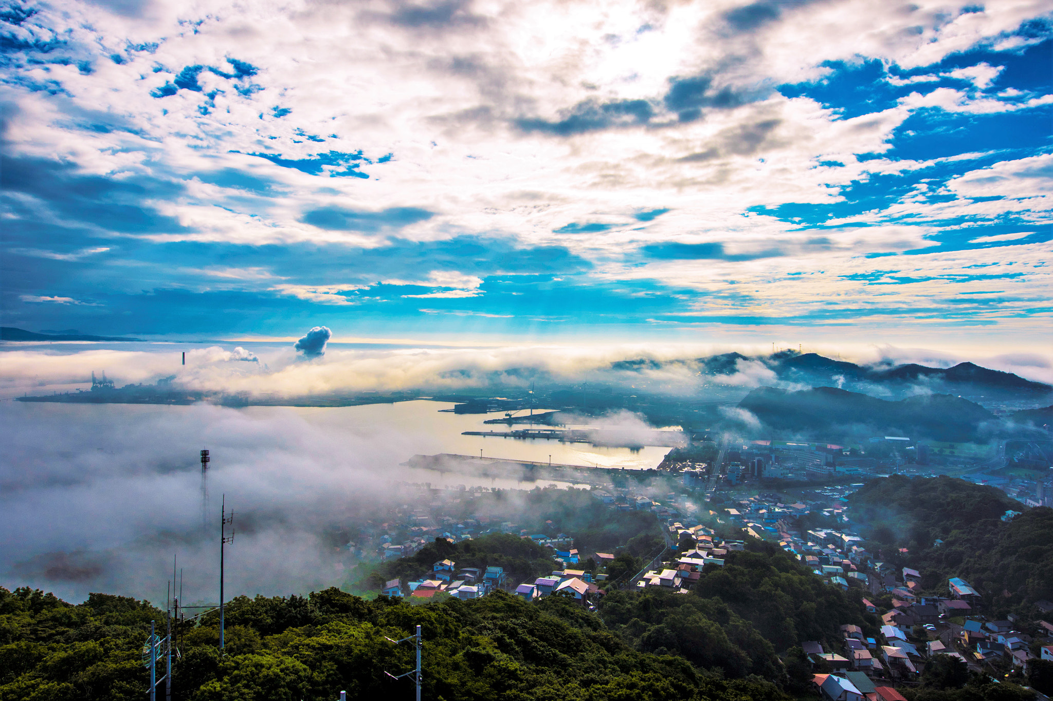 Sigma 8-16mm F4.5-5.6 DC HSM sample photo. Muroran city, foggy morning photography