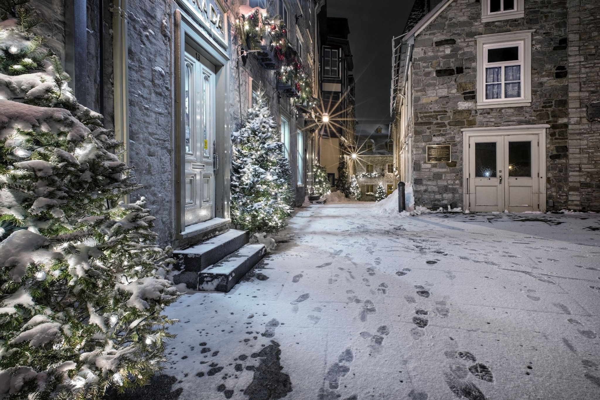 Nikon D600 + Nikon AF Nikkor 20mm F2.8D sample photo. Vieux-québec, place royale, rue des pains bénits photography