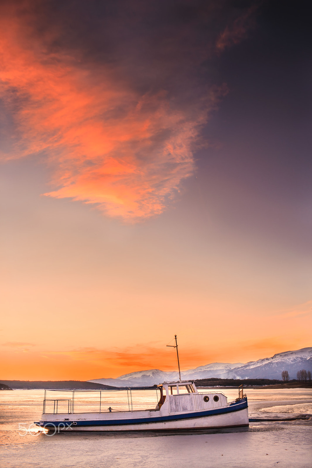 Canon EF 35mm F1.4L USM sample photo. Froze boat photography