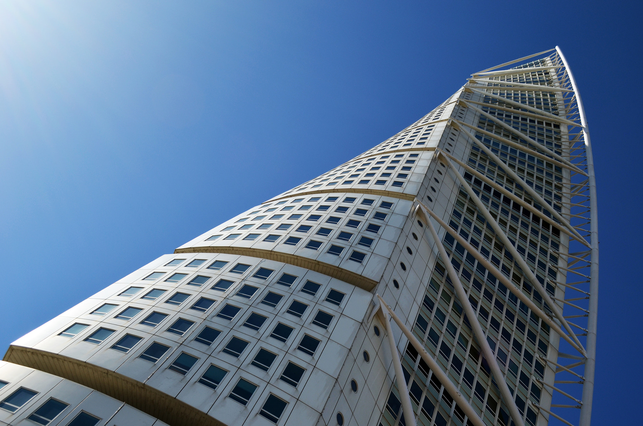 AF Zoom-Nikkor 35-80mm f/4-5.6D N sample photo. Turning torso photography