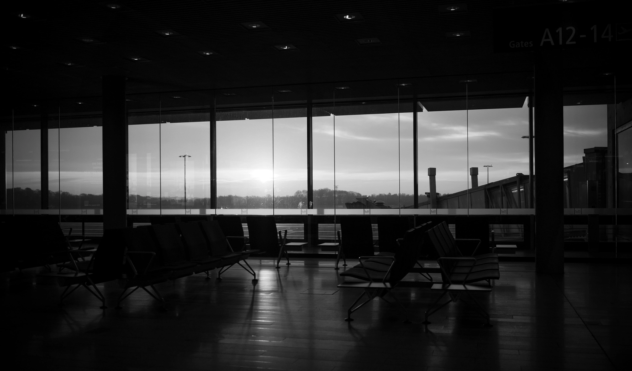 Summicron T 1:2 23 ASPH. sample photo. Empty aiport photography