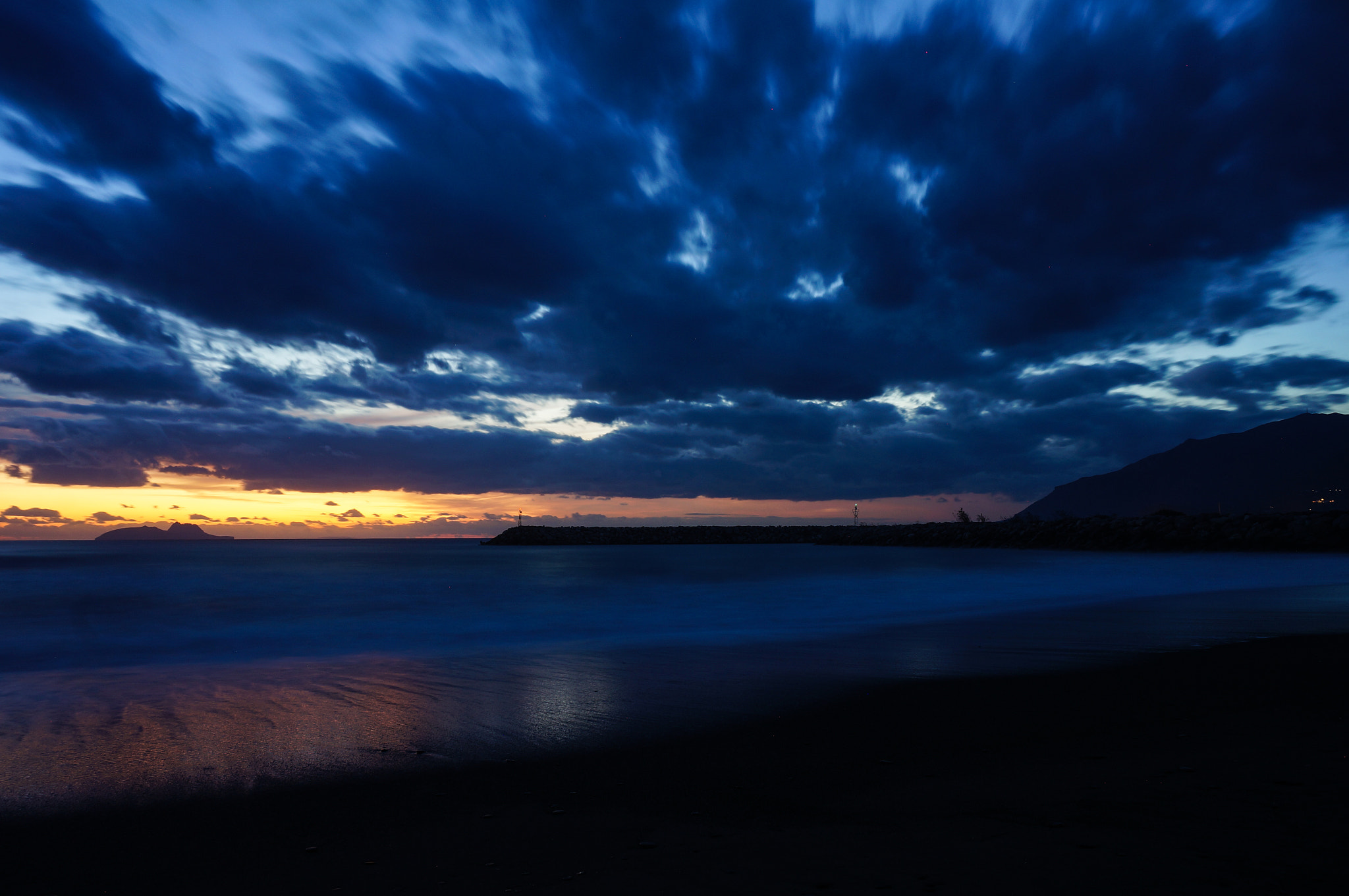 Sony Alpha NEX-5N + Sony E 16-50mm F3.5-5.6 PZ OSS sample photo. Winter dusk photography