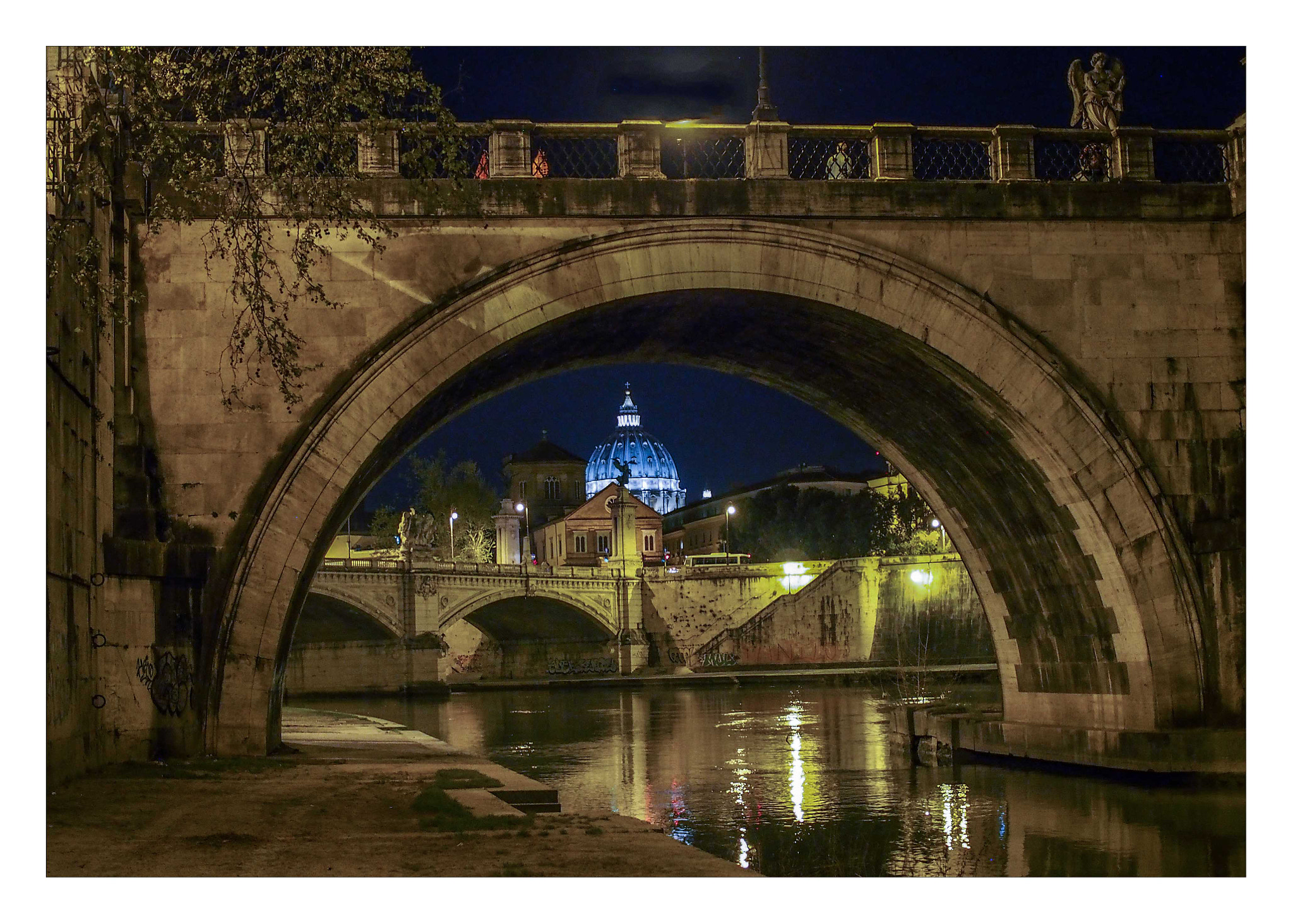 Olympus PEN E-PL5 + Olympus M.Zuiko Digital 25mm F1.8 sample photo. Rome at night photography