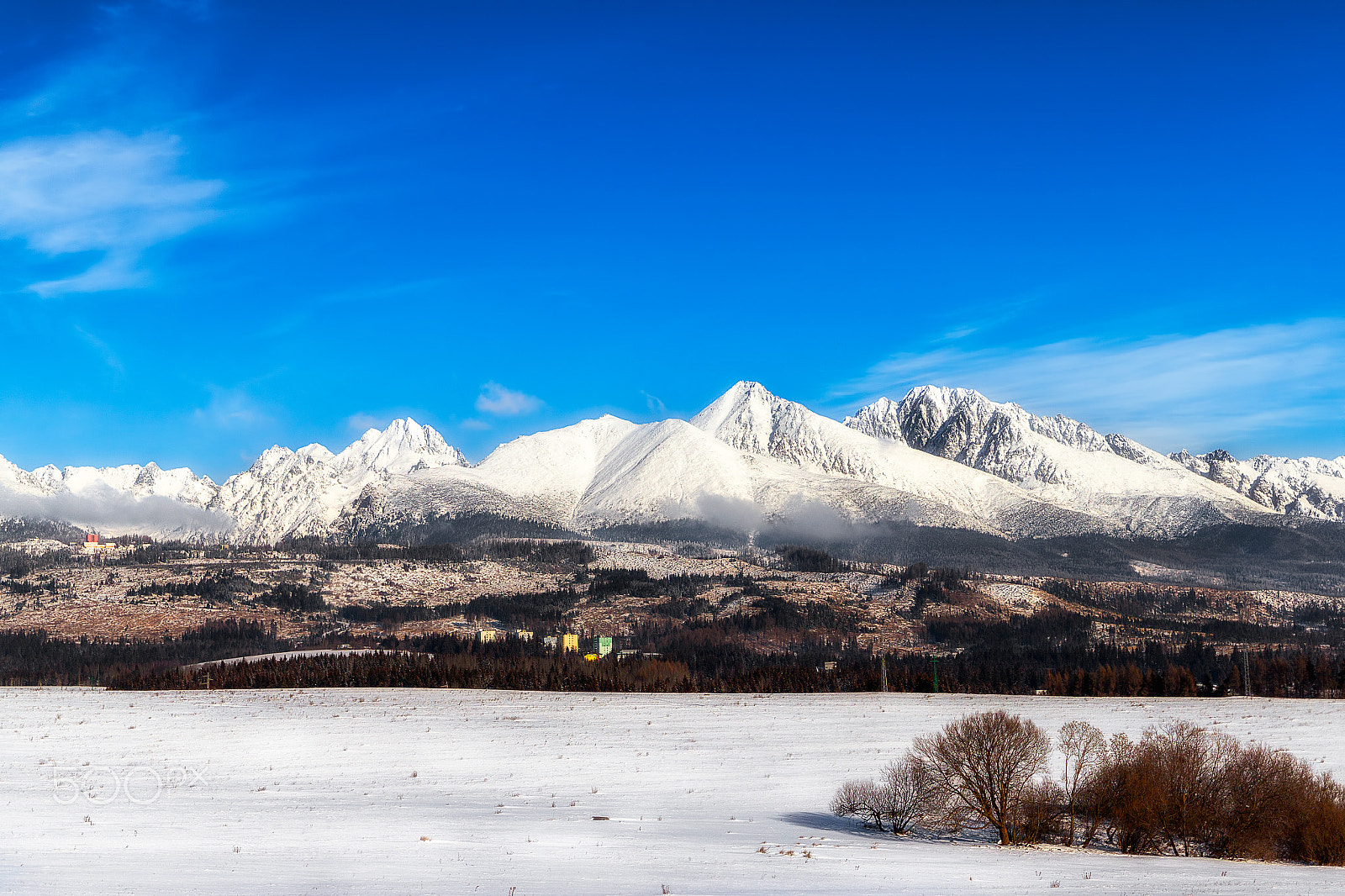 Canon EOS 500D (EOS Rebel T1i / EOS Kiss X3) + Canon EF 16-35mm F4L IS USM sample photo. High tatra mountains covered with snow photography