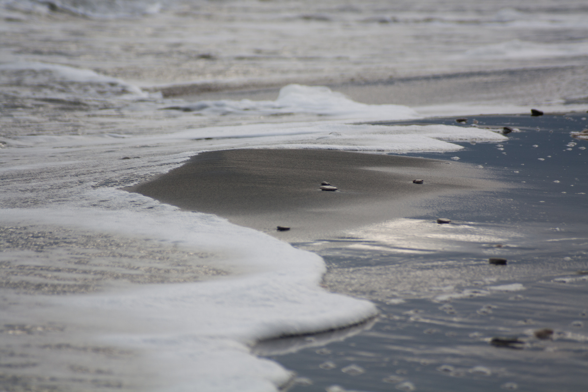 Canon EOS 450D (EOS Rebel XSi / EOS Kiss X2) + Canon EF 70-210mm f/4 sample photo. Winter waves. photography