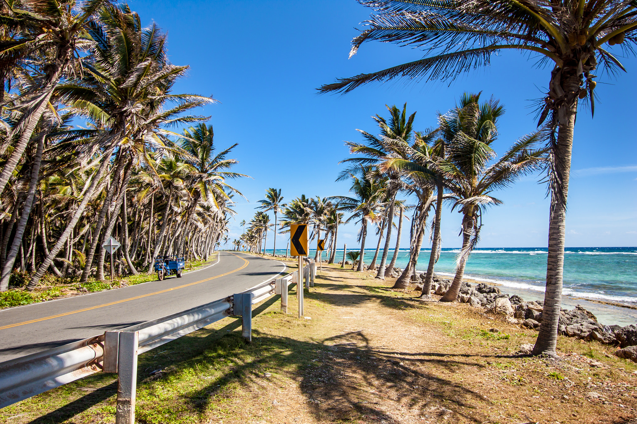 Canon EF-S 10-18mm F4.5–5.6 IS STM sample photo. Road in san andrés photography