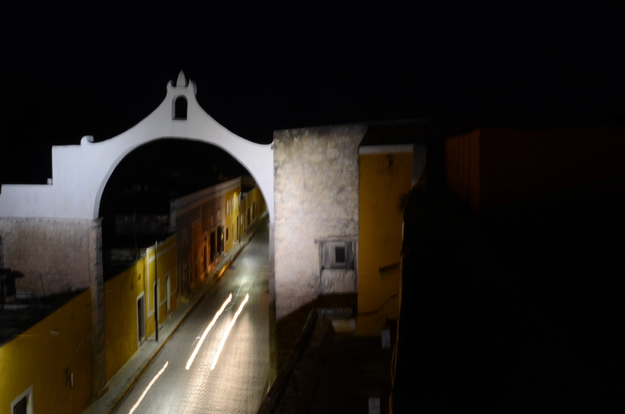 Nikon D7000 + Nikon AF Nikkor 28mm F2.8D sample photo. Luces edificio photography