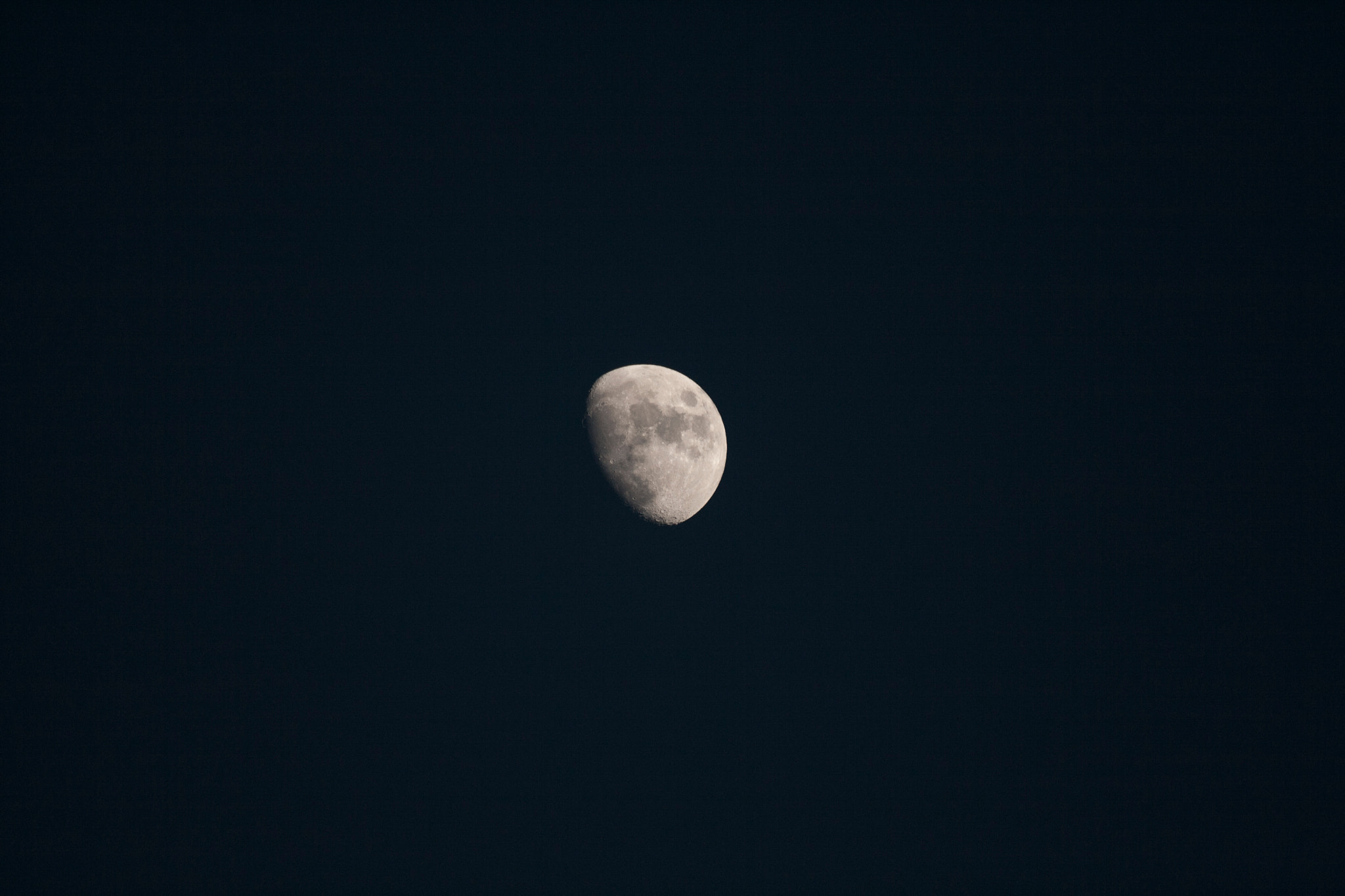 Canon EOS 400D (EOS Digital Rebel XTi / EOS Kiss Digital X) sample photo. Light side of the moon photography