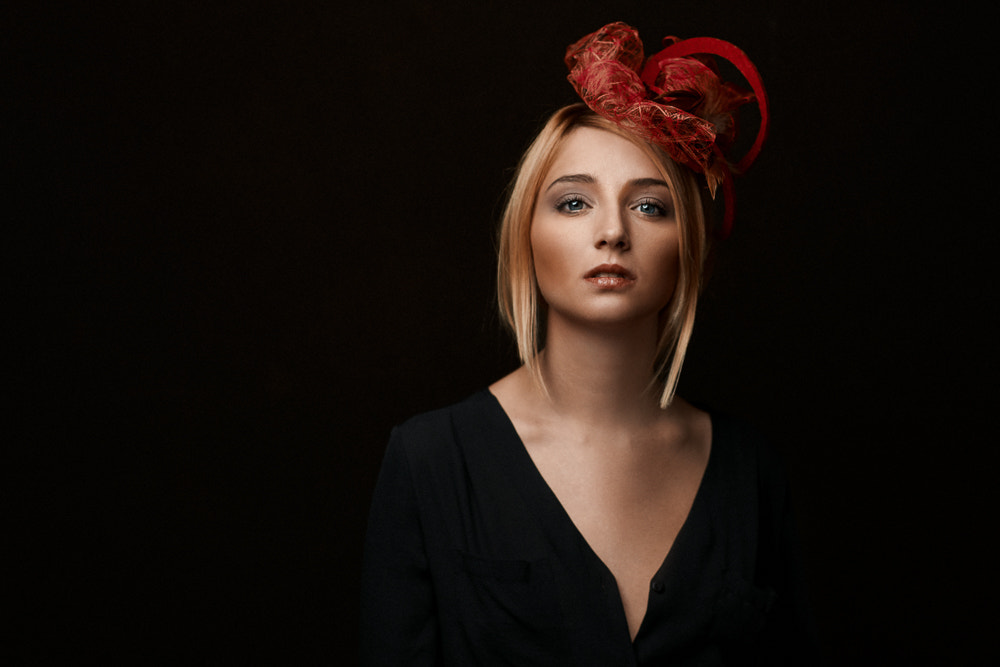 85mm F1.2 G SSM II sample photo. Thorstenmeyer.com red fascinator photography