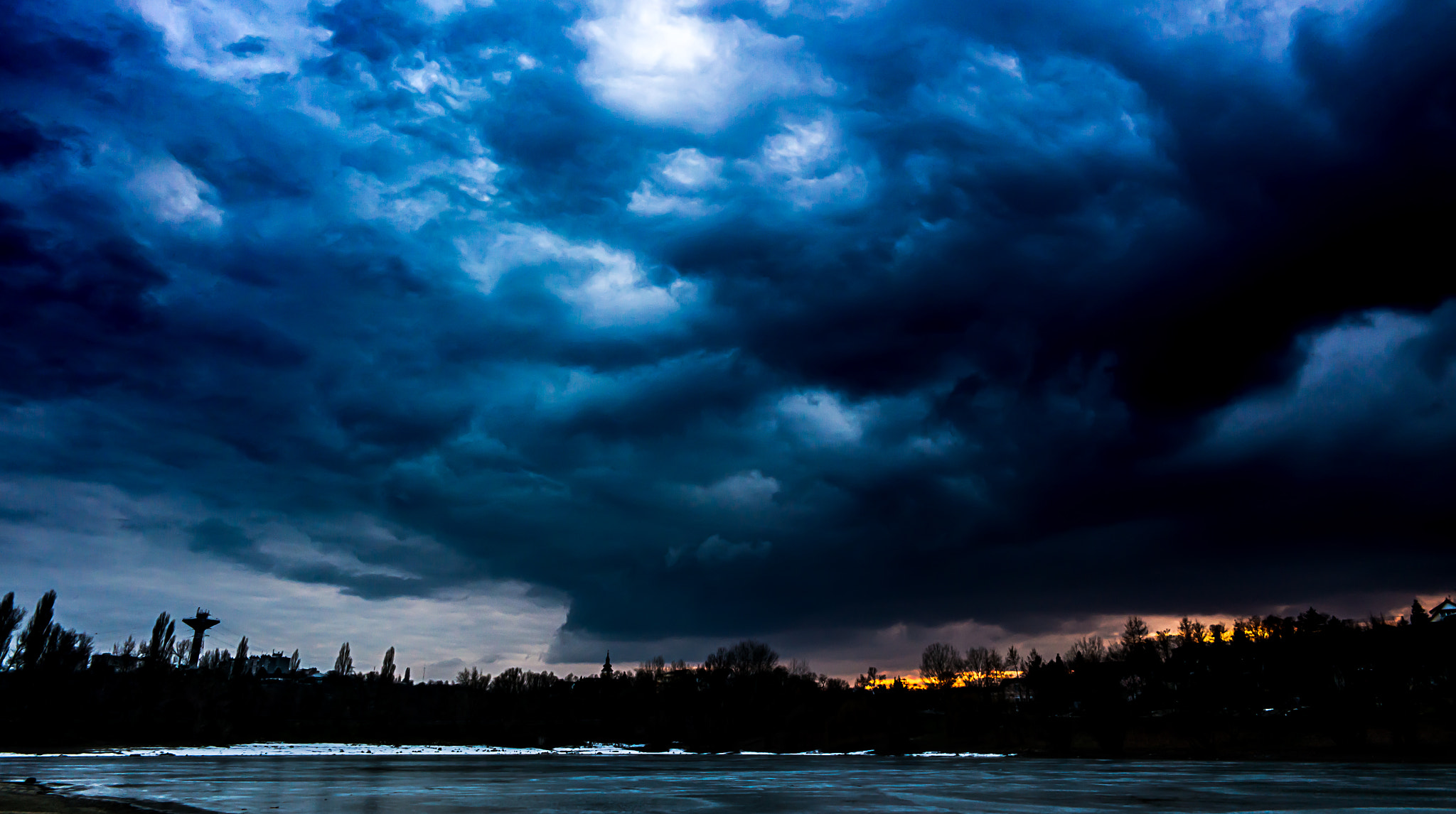 Samsung NX30 + Samsung NX 16mm F2.4 Pancake sample photo. Devouring clouds photography