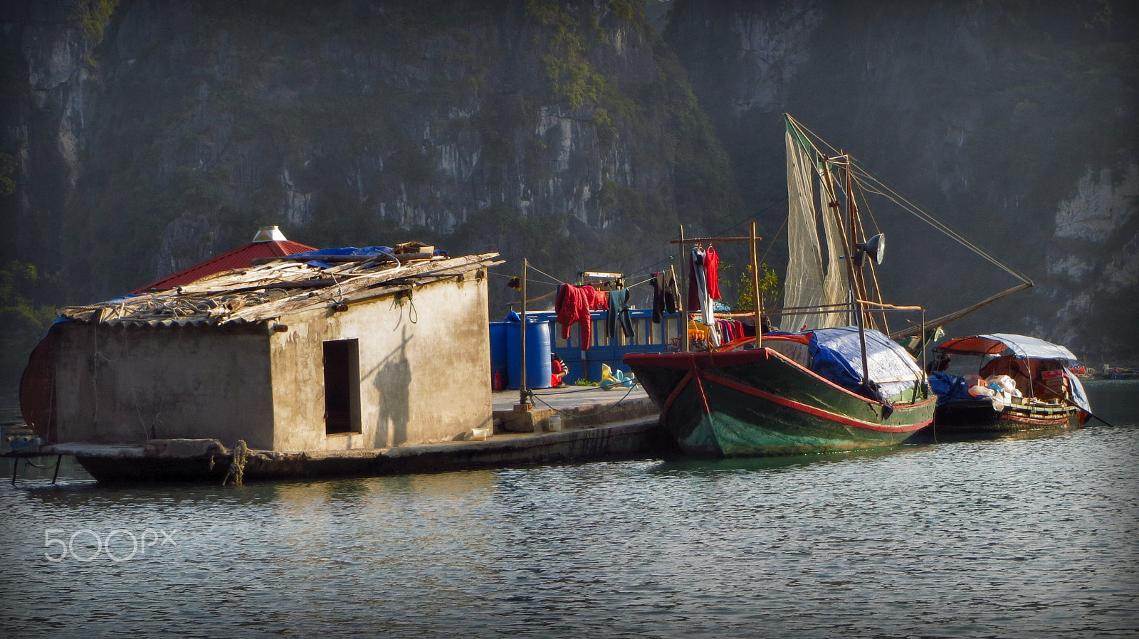 Canon PowerShot ELPH 520 HS (IXUS 500 HS / IXY 3) sample photo. Cua van floating village in halong bay photography