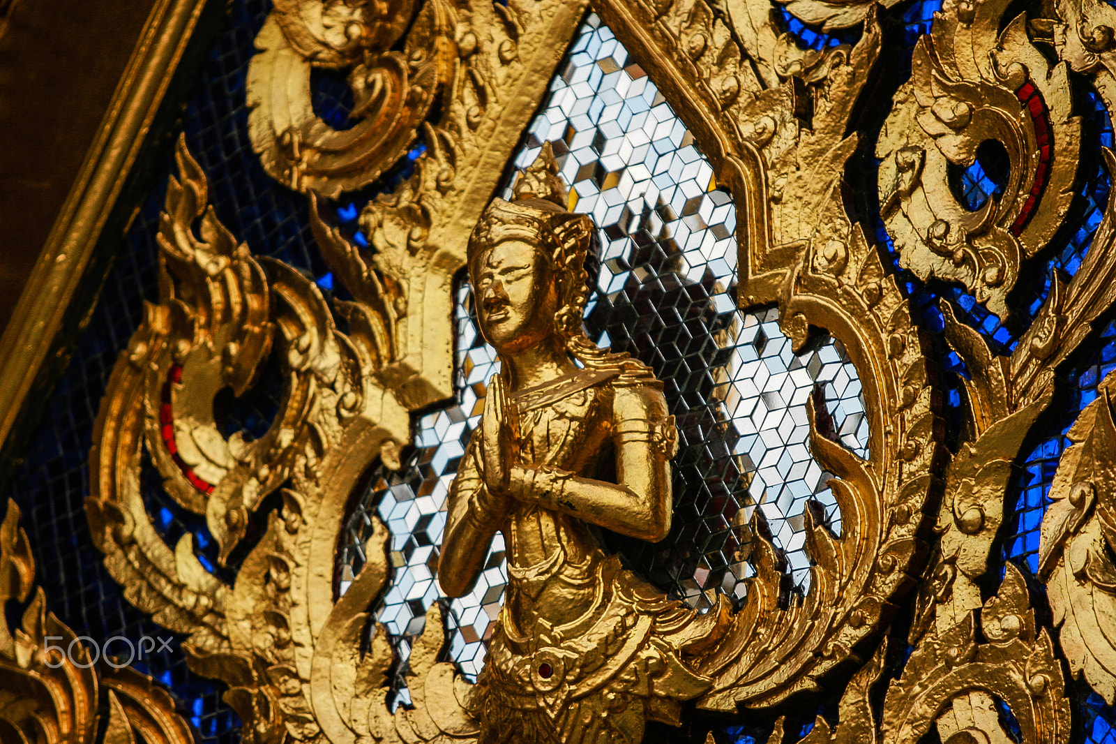 Canon EOS 30D + Canon EF 70-200mm F2.8L USM sample photo. Gold statue in thailand photography