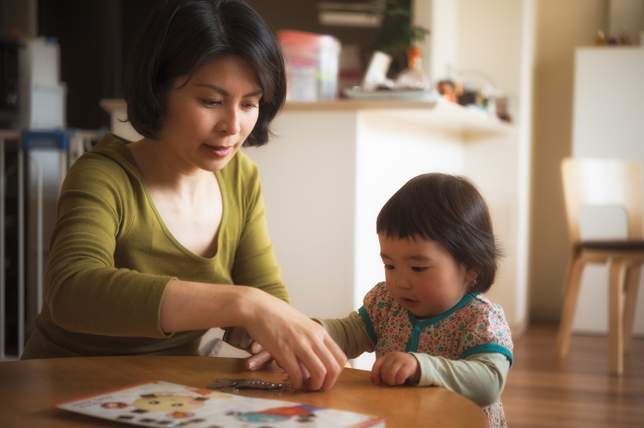 Nikon AF-S Micro-Nikkor 60mm F2.8G ED sample photo. Mom teaches her daughter photography