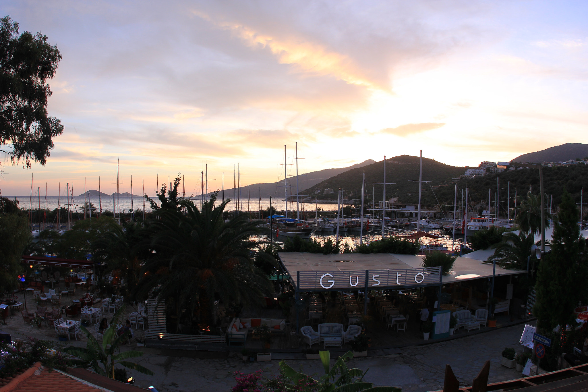Canon EOS 550D (EOS Rebel T2i / EOS Kiss X4) + Canon EF 15mm F2.8 Fisheye sample photo. Travel photography