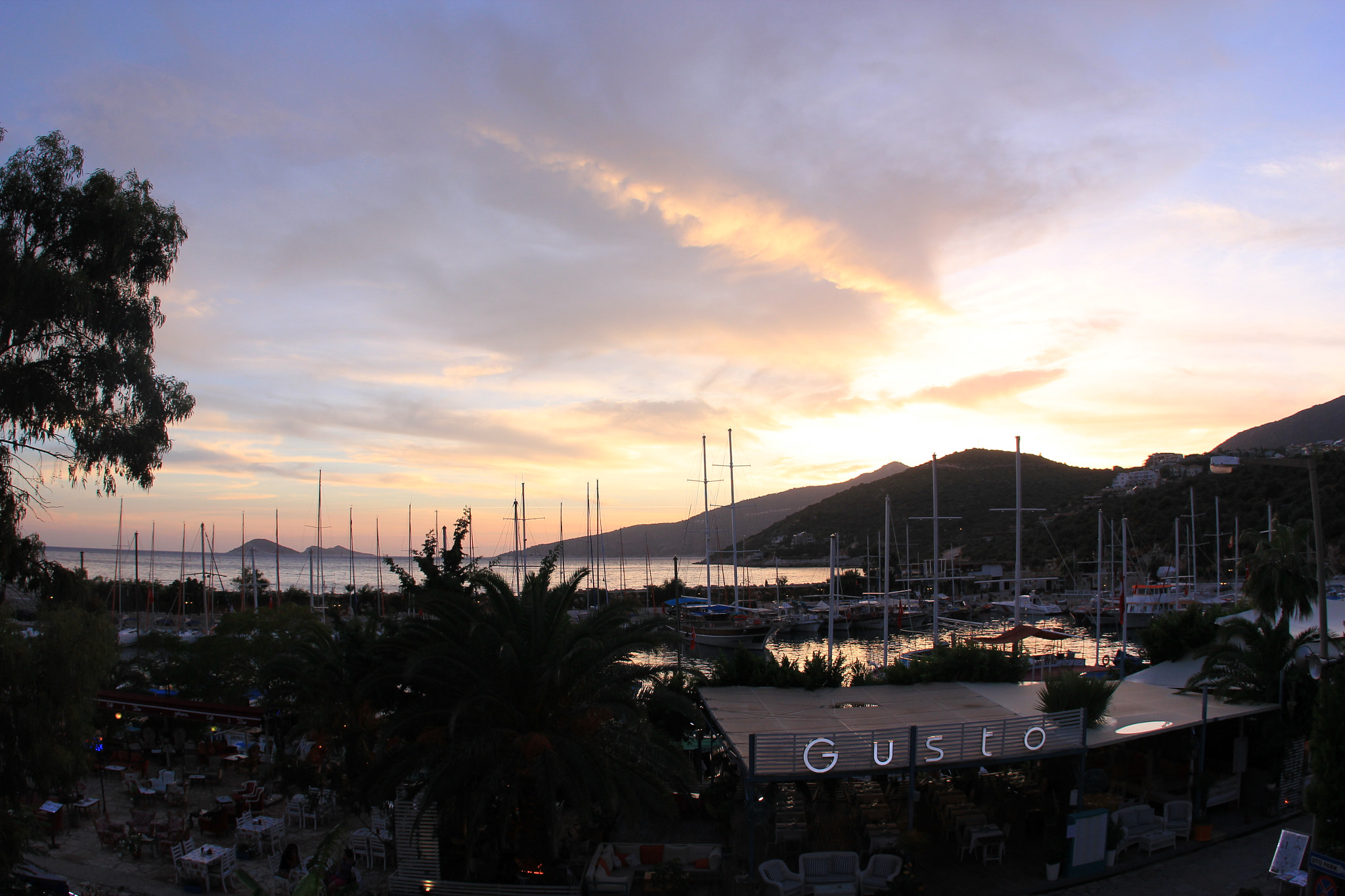 Canon EOS 550D (EOS Rebel T2i / EOS Kiss X4) + Canon EF 15mm F2.8 Fisheye sample photo. Travel photography