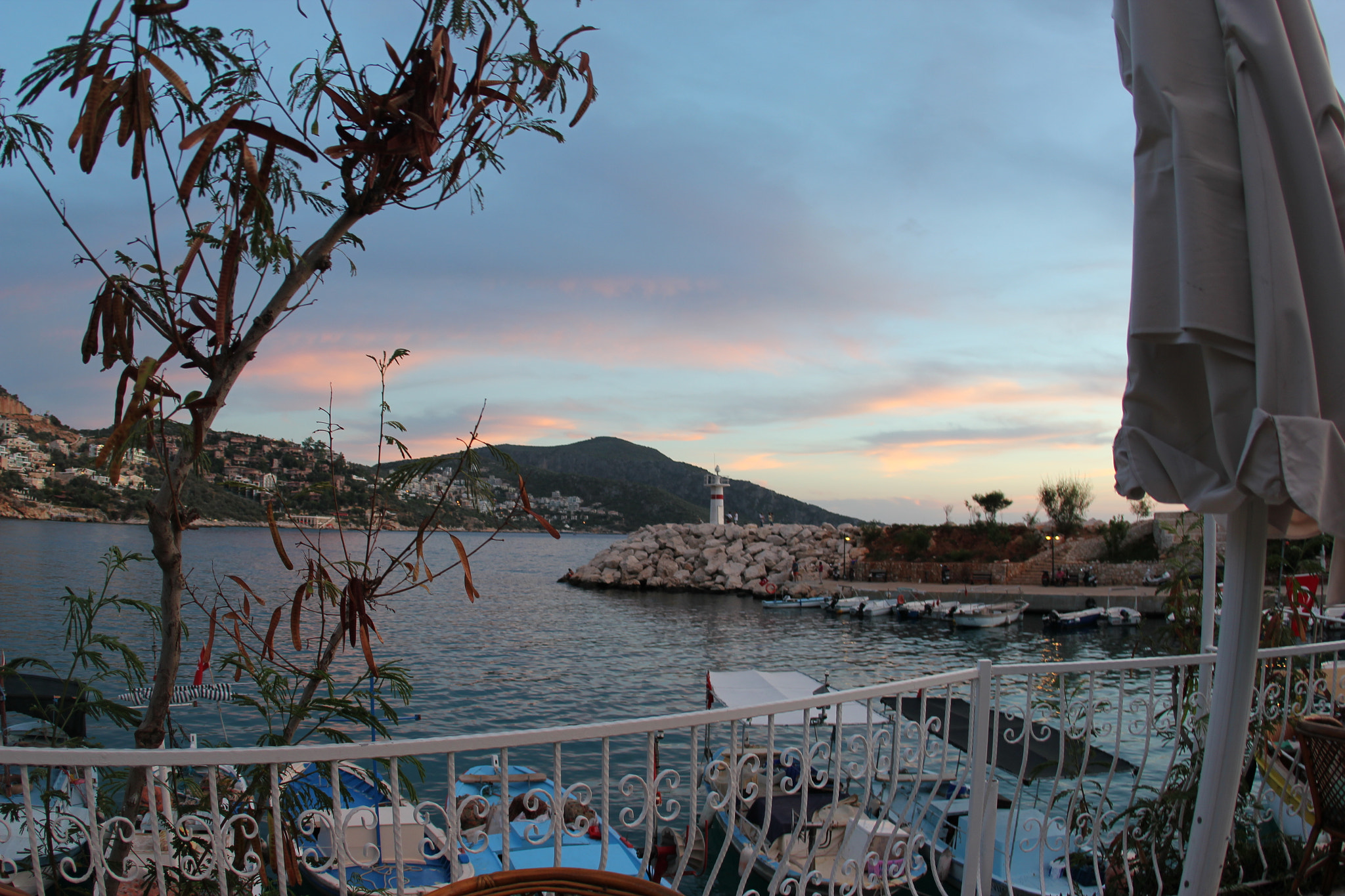 Canon EOS 550D (EOS Rebel T2i / EOS Kiss X4) + Canon EF 15mm F2.8 Fisheye sample photo. Travel photography