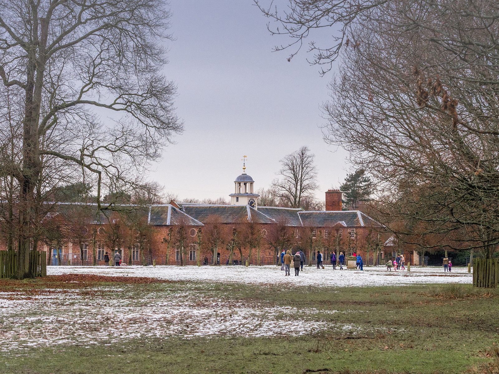 Olympus OM-D E-M5 + Olympus M.Zuiko Digital ED 40-150mm F2.8 Pro sample photo. Visitors enjoying yesterdays first snows of the winter at dunham massey, cheshire, uk photography