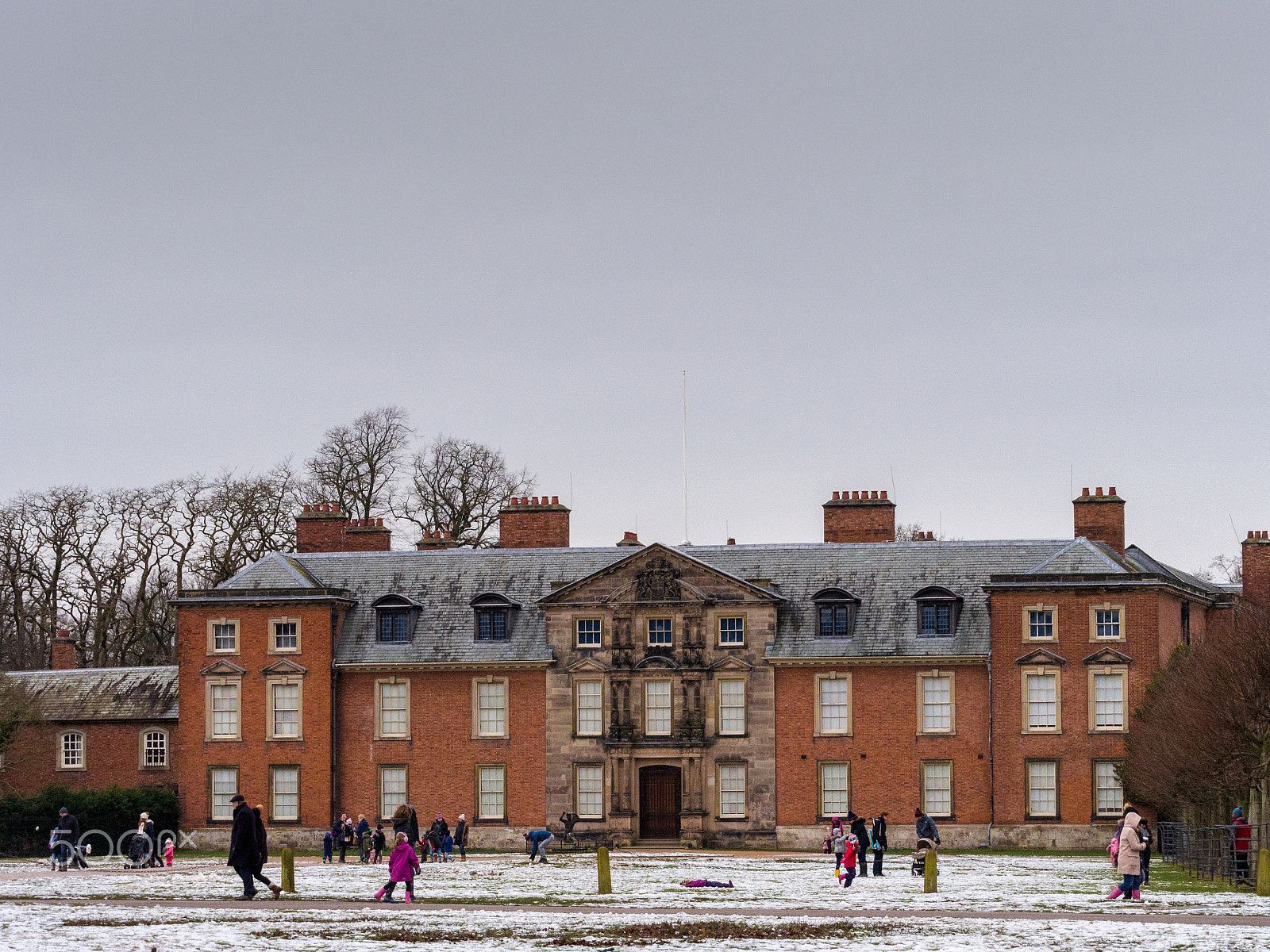 Olympus OM-D E-M5 + Olympus M.Zuiko Digital ED 40-150mm F2.8 Pro sample photo. Visitors enjoying yesterdays first snows of the winter at dunham massey, cheshire, uk photography