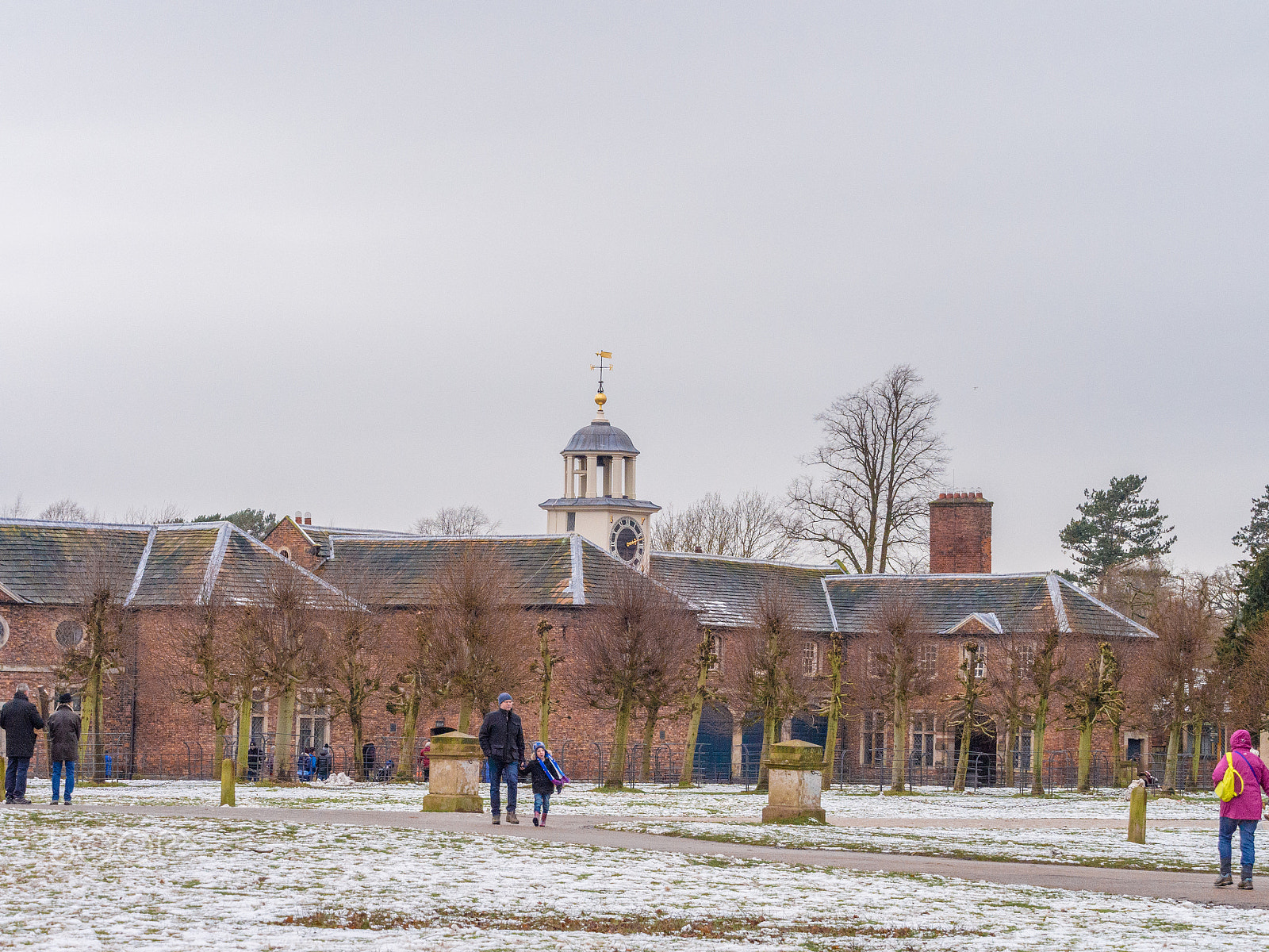 Olympus OM-D E-M5 + Olympus M.Zuiko Digital ED 40-150mm F2.8 Pro sample photo. Visitors enjoying yesterdays first snows of the winter at dunham massey, cheshire, uk photography