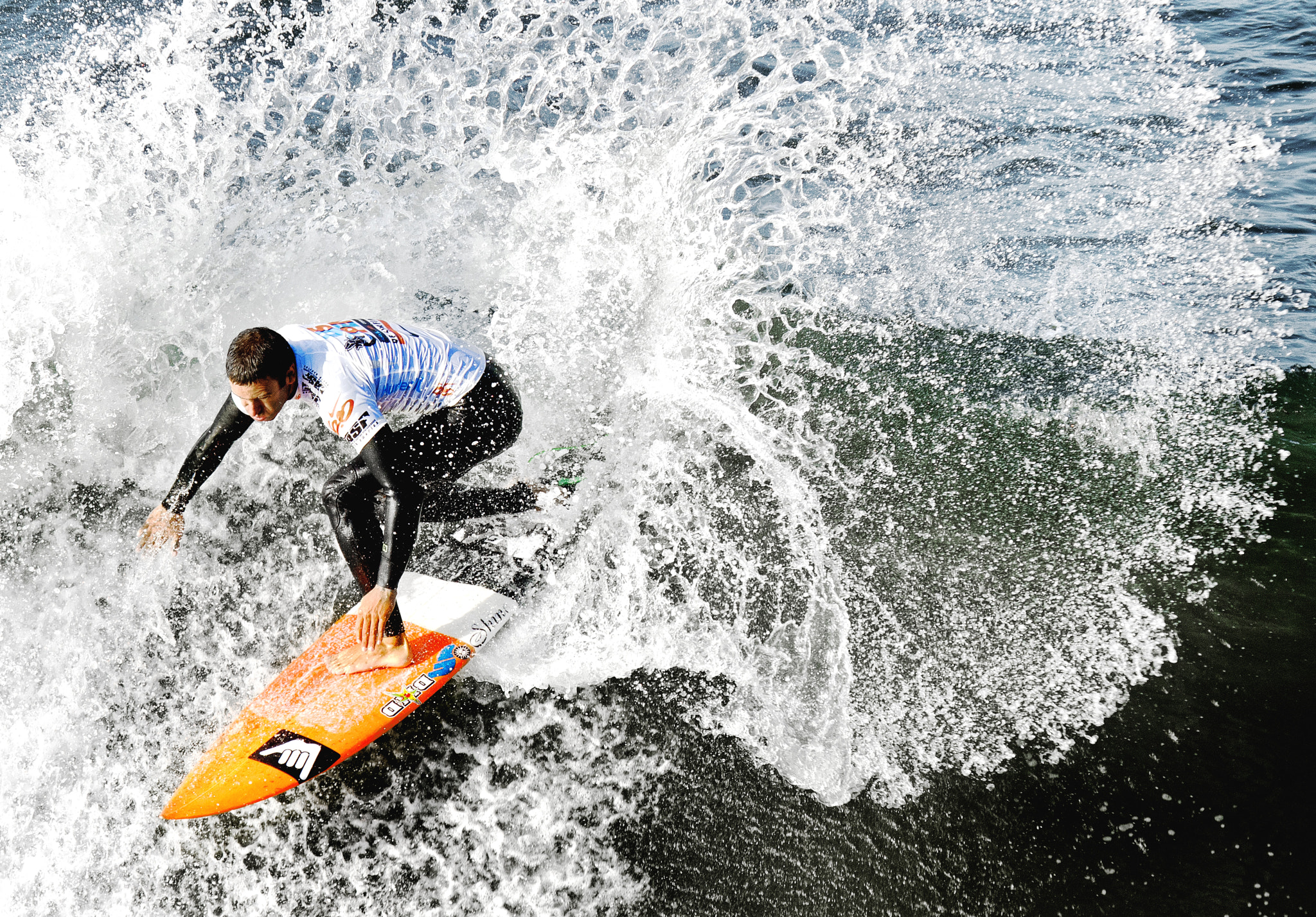 Canon EOS 400D (EOS Digital Rebel XTi / EOS Kiss Digital X) sample photo. A professional surfer performs a slash maneuver photography
