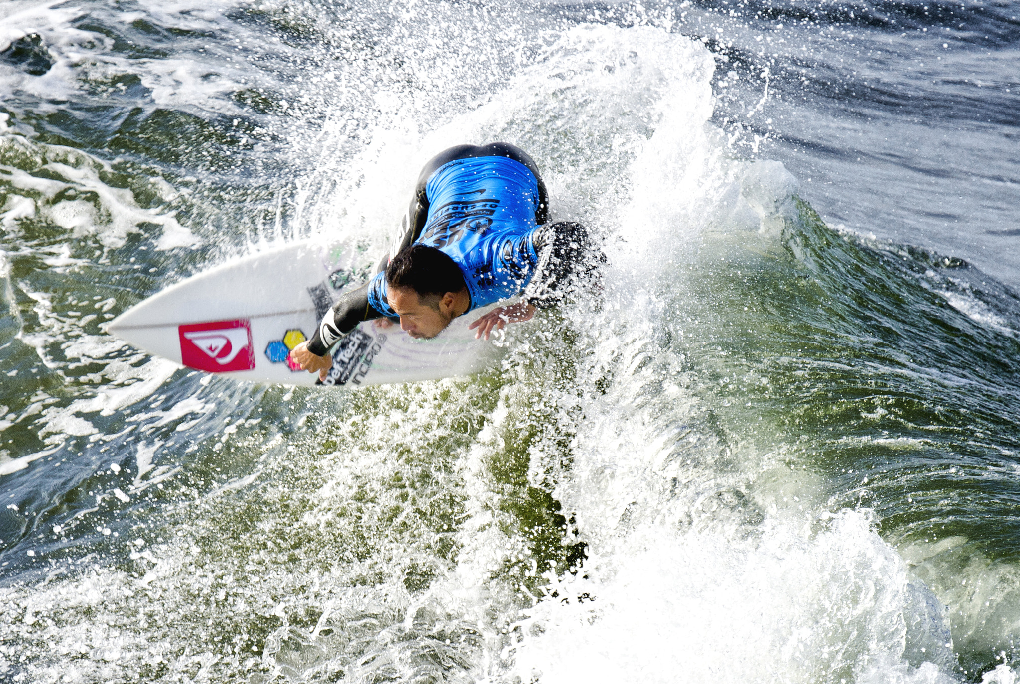 Canon EOS 400D (EOS Digital Rebel XTi / EOS Kiss Digital X) sample photo. A pro surfer performs a frontside carve maneuver photography