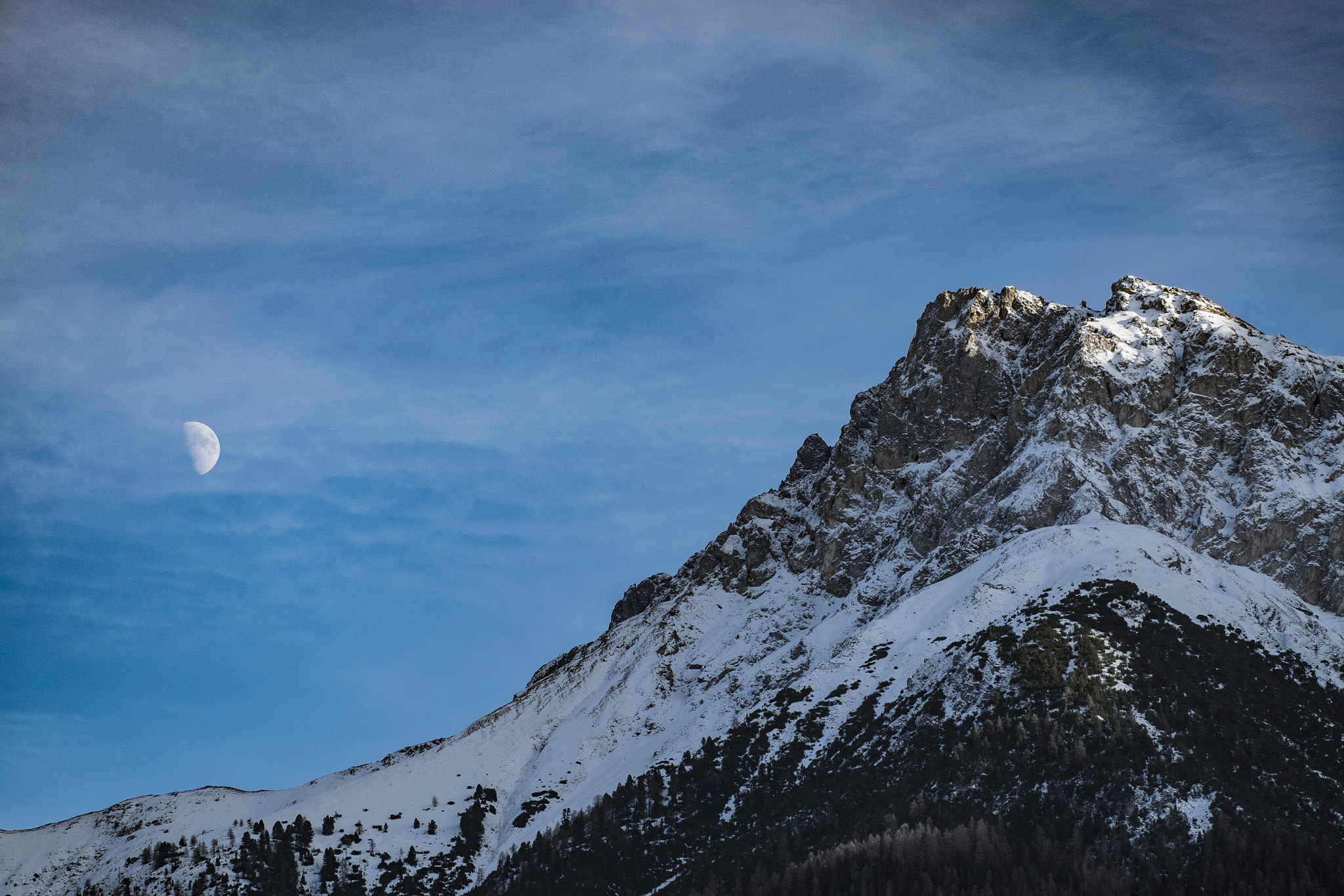 Fujifilm X-T10 + Fujifilm XC 50-230mm F4.5-6.7 OIS II sample photo. The moon by day photography