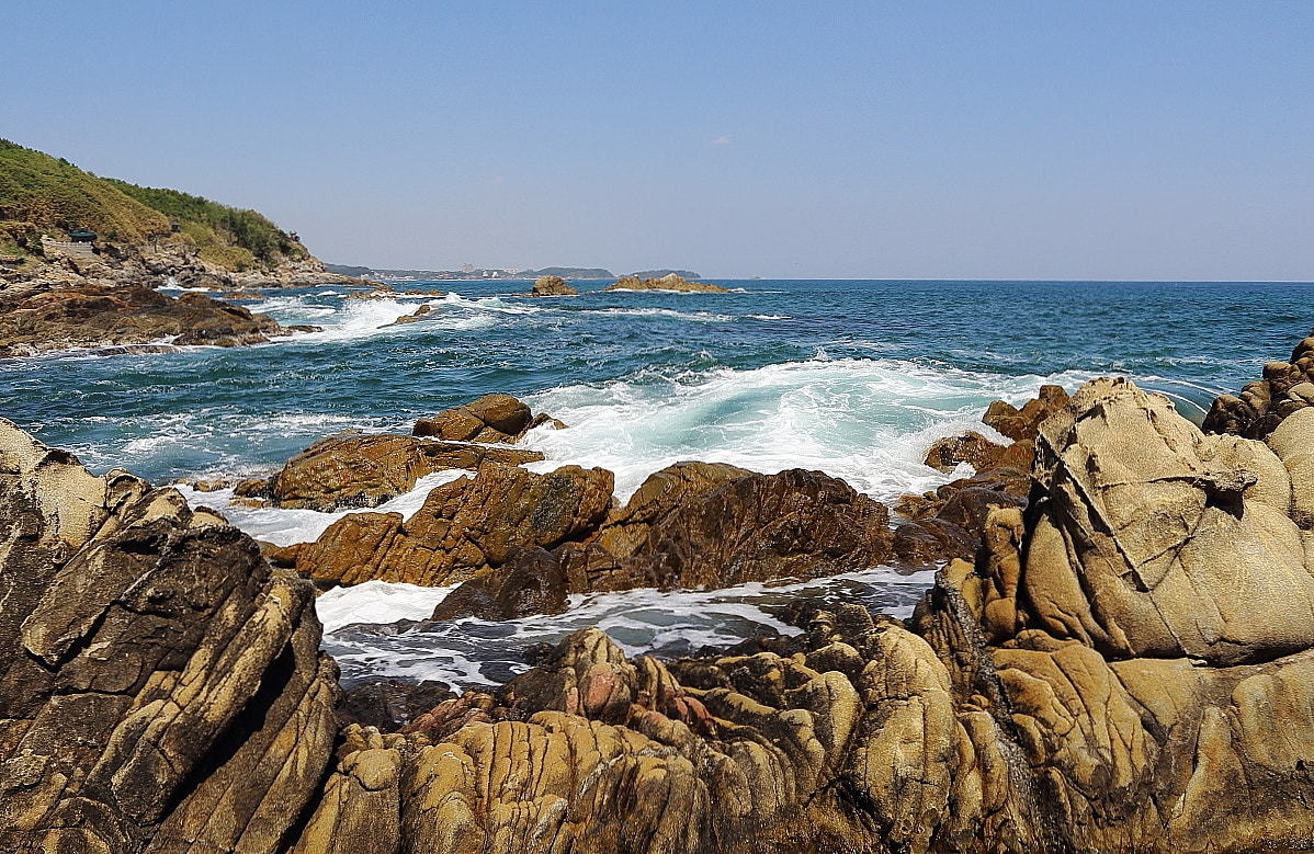 Canon EOS 100D (EOS Rebel SL1 / EOS Kiss X7) + Canon EF 17-40mm F4L USM sample photo. Sea and rocks photography