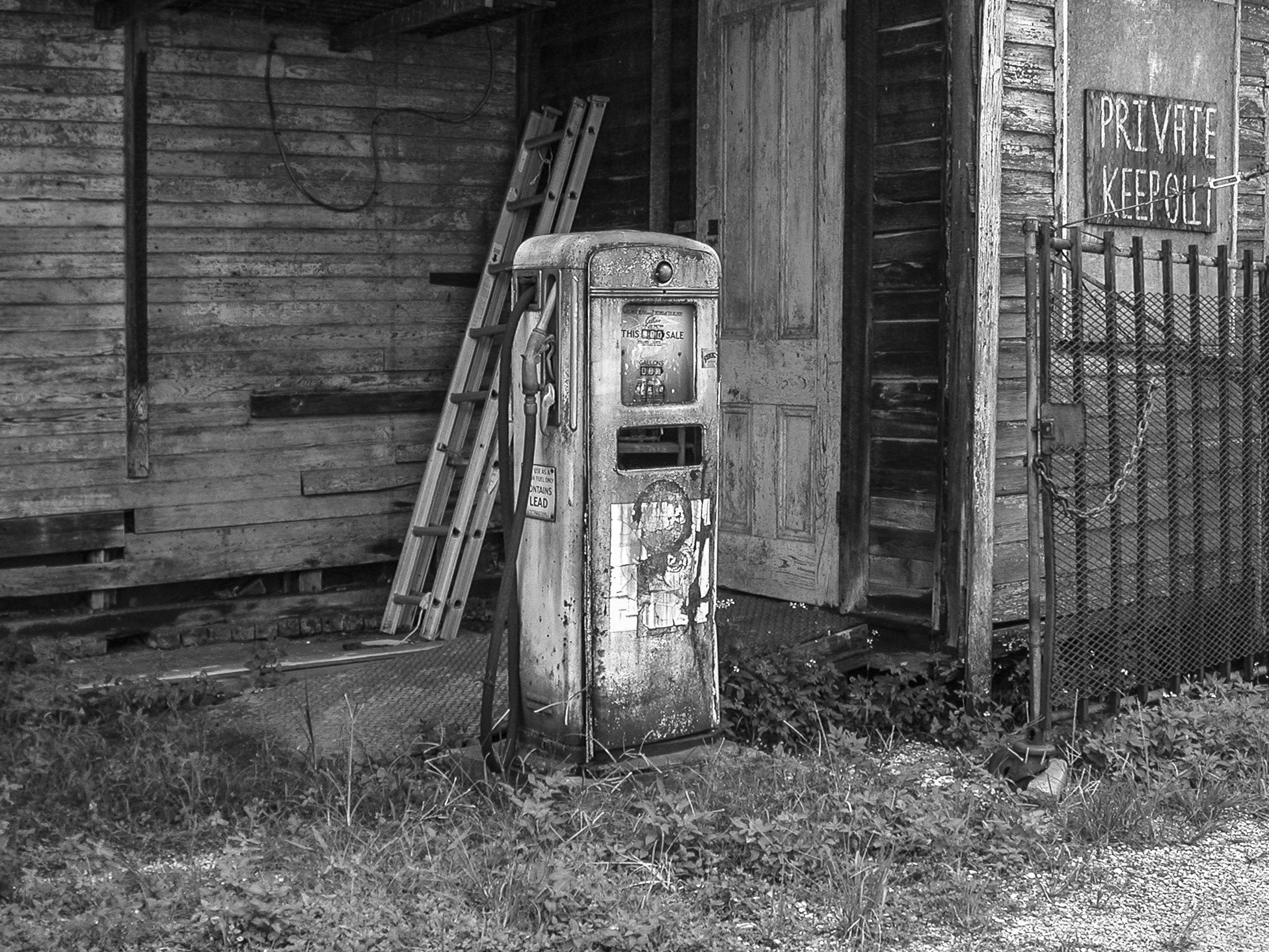 Nikon E995 sample photo. Old gas pump.jpg photography