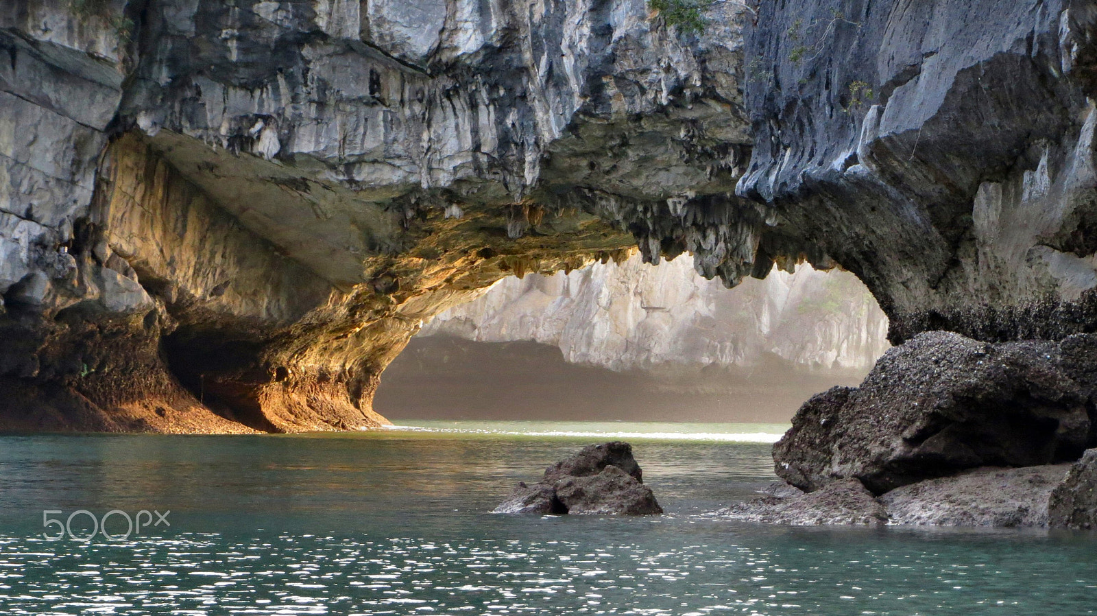 Canon PowerShot ELPH 520 HS (IXUS 500 HS / IXY 3) sample photo. Sea cave in ha long bay photography