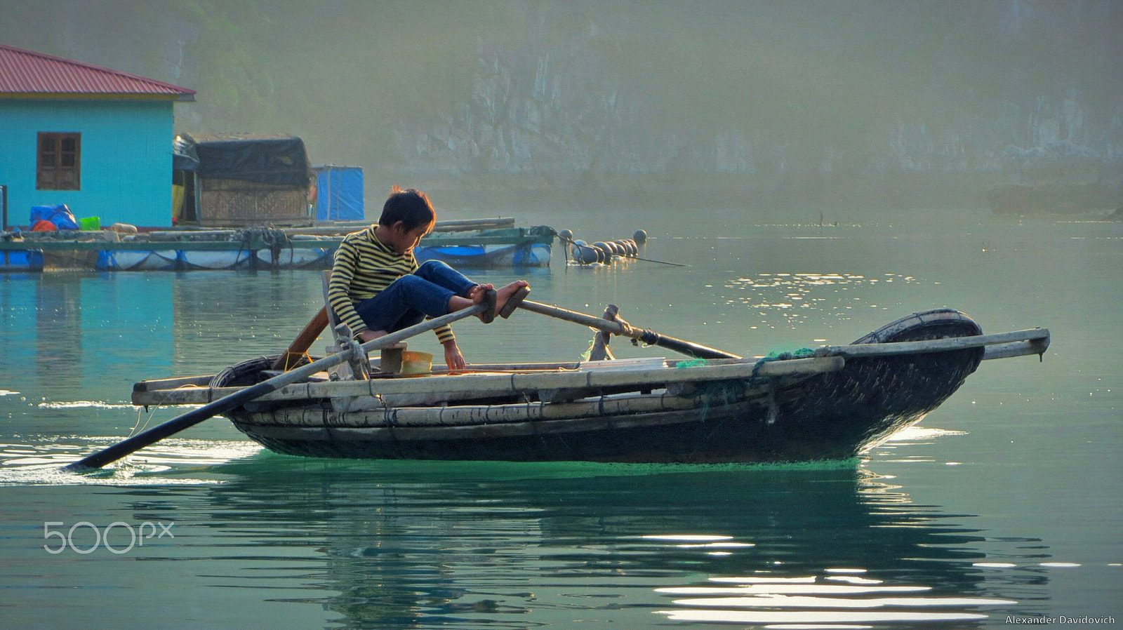 Canon PowerShot ELPH 520 HS (IXUS 500 HS / IXY 3) sample photo. Boy rowing a boat with his feet in vietnam photography
