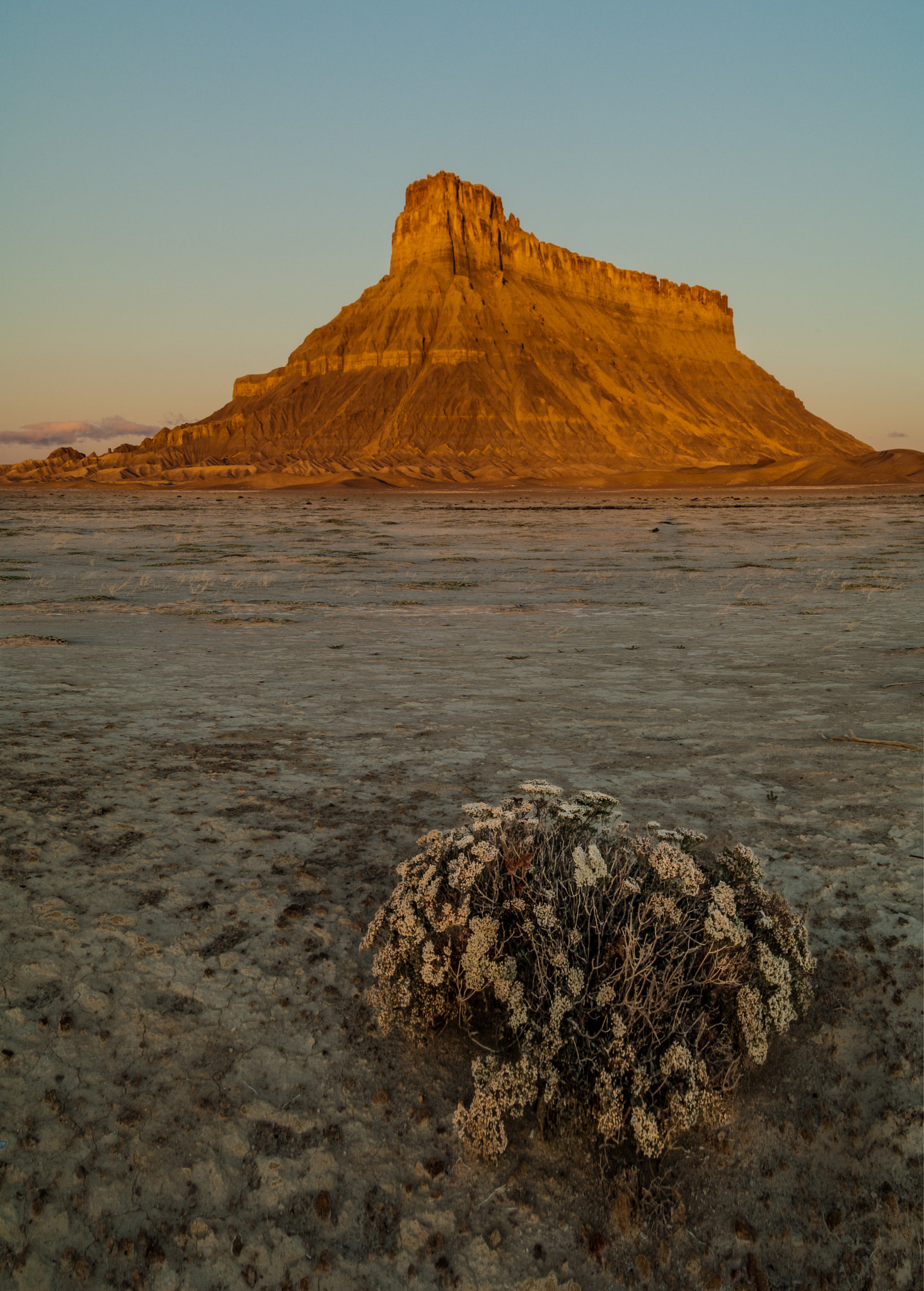 Nikon AF-S Nikkor 17-35mm F2.8D ED-IF sample photo. Sunrise on factory butte, utah photography