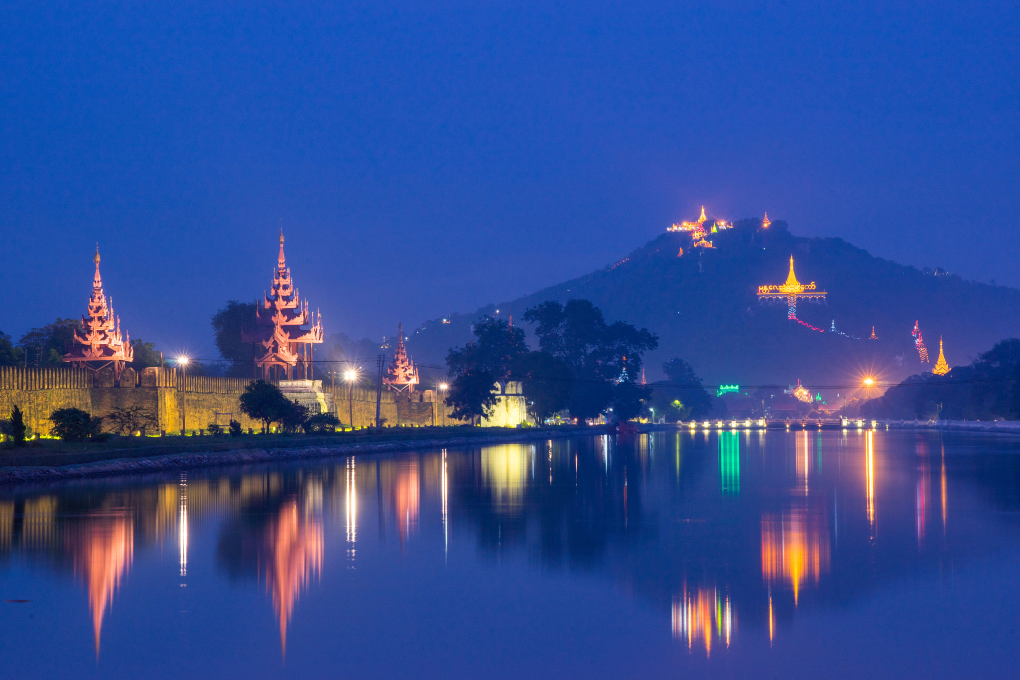 Tamron SP 70-300mm F4-5.6 Di USD sample photo. Twilight at mandalay palace photography