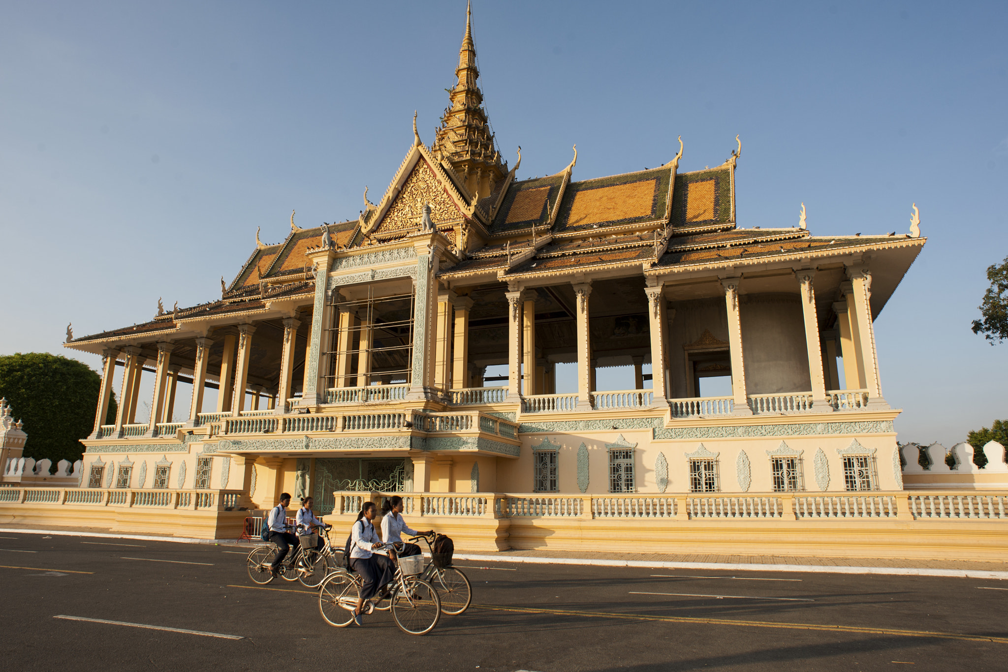 Nikon D3 + Nikon AF Nikkor 20mm F2.8D sample photo. Early morning at royal palace (cambodia) photography