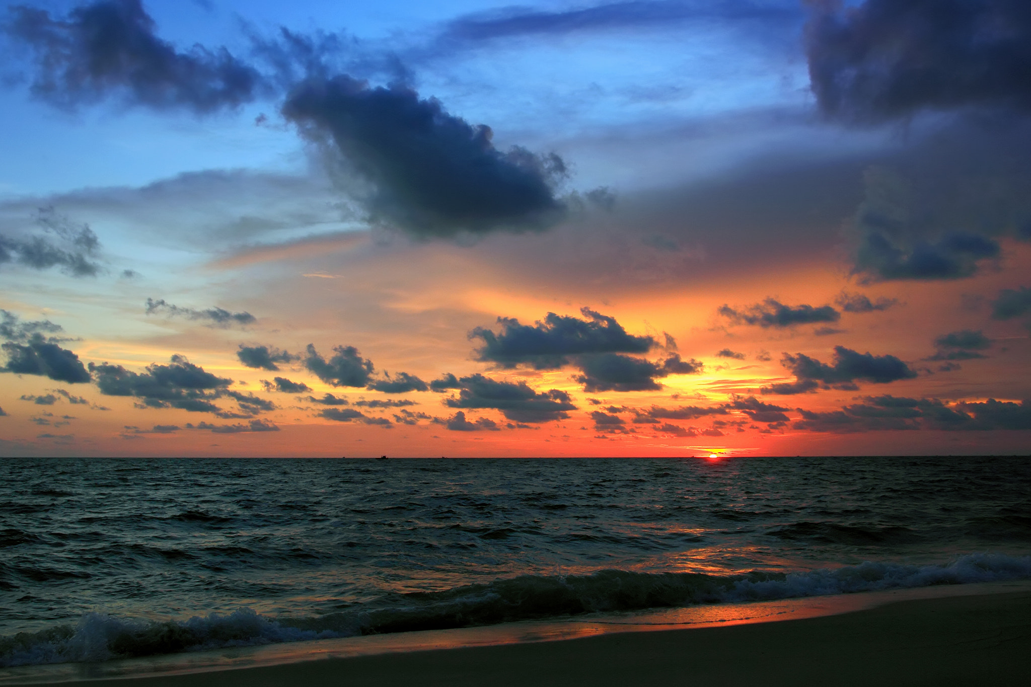 Canon EOS 550D (EOS Rebel T2i / EOS Kiss X4) sample photo. Sunset on the phu quoc beach photography