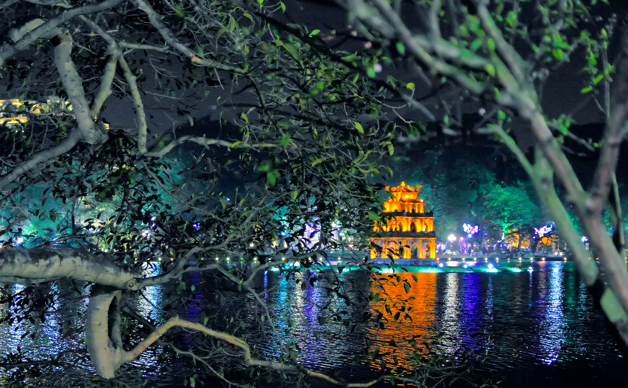 Canon EOS 550D (EOS Rebel T2i / EOS Kiss X4) sample photo. Hanoi by night photography