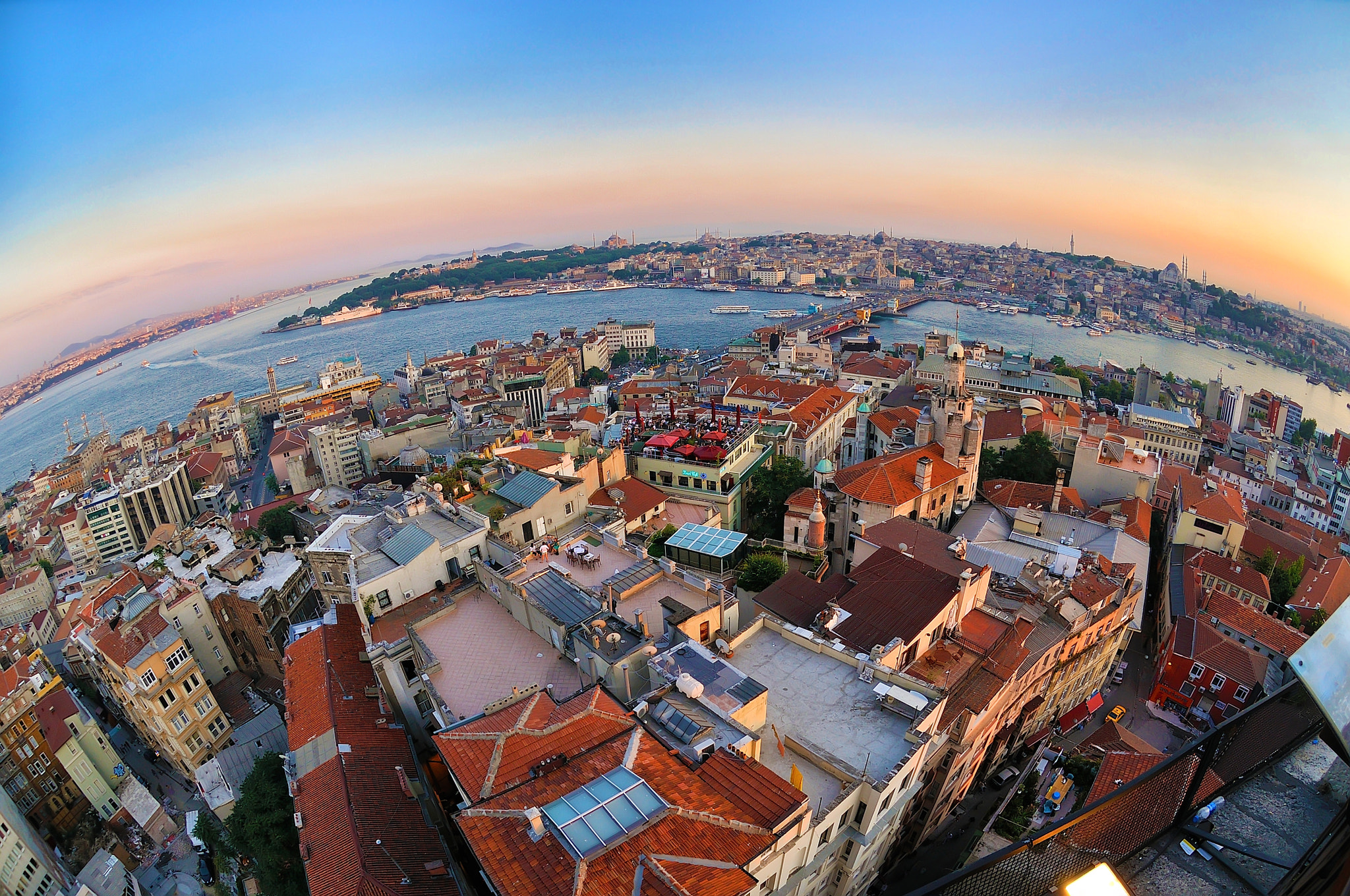 Nikon AF DX Fisheye-Nikkor 10.5mm F2.8G ED sample photo. The golden horn. photography