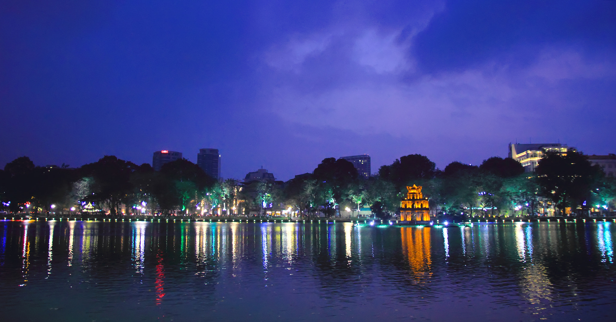 Canon EOS 550D (EOS Rebel T2i / EOS Kiss X4) sample photo. Hoan kiem lake blue night photography