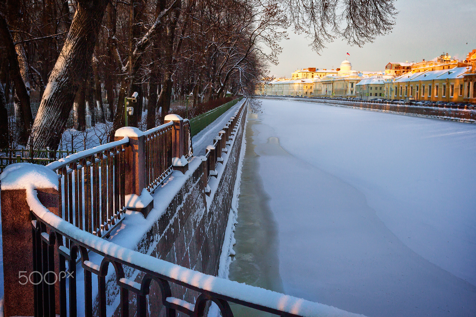 Canon EOS 600D (Rebel EOS T3i / EOS Kiss X5) + Canon EF 28mm F1.8 USM sample photo. Winter fontanka photography