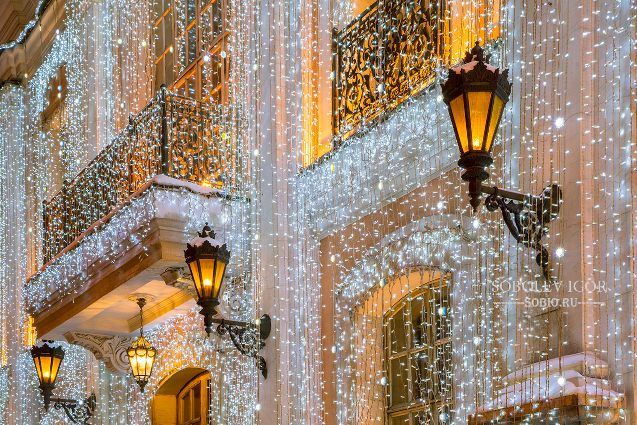 Sony a7R + Canon EF 24-105mm F4L IS USM sample photo. Christmas lights in moscow photography