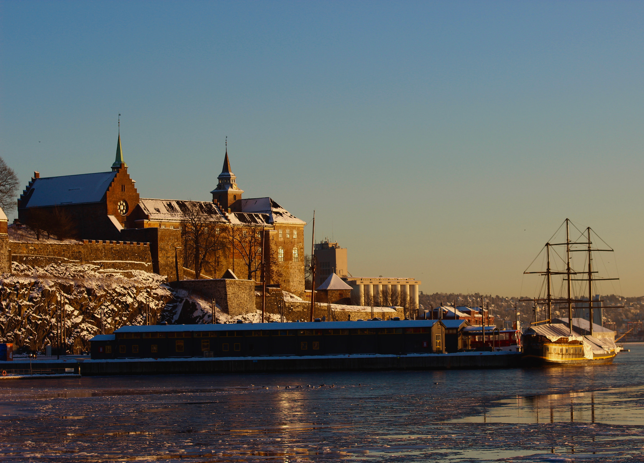 Sigma 70-200mm F2.8 EX DG OS HSM sample photo. Oslo harbour photography