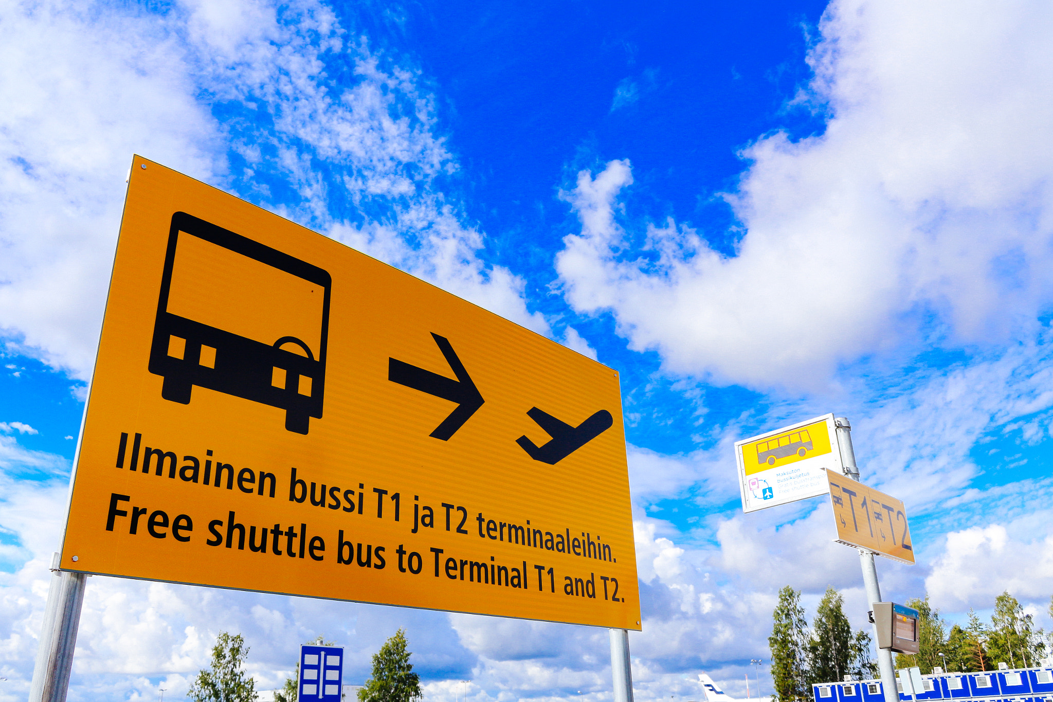 Canon EOS 700D (EOS Rebel T5i / EOS Kiss X7i) + Canon EF-S 18-55mm F3.5-5.6 IS sample photo. A road sign in helsinki vantaa airport photography