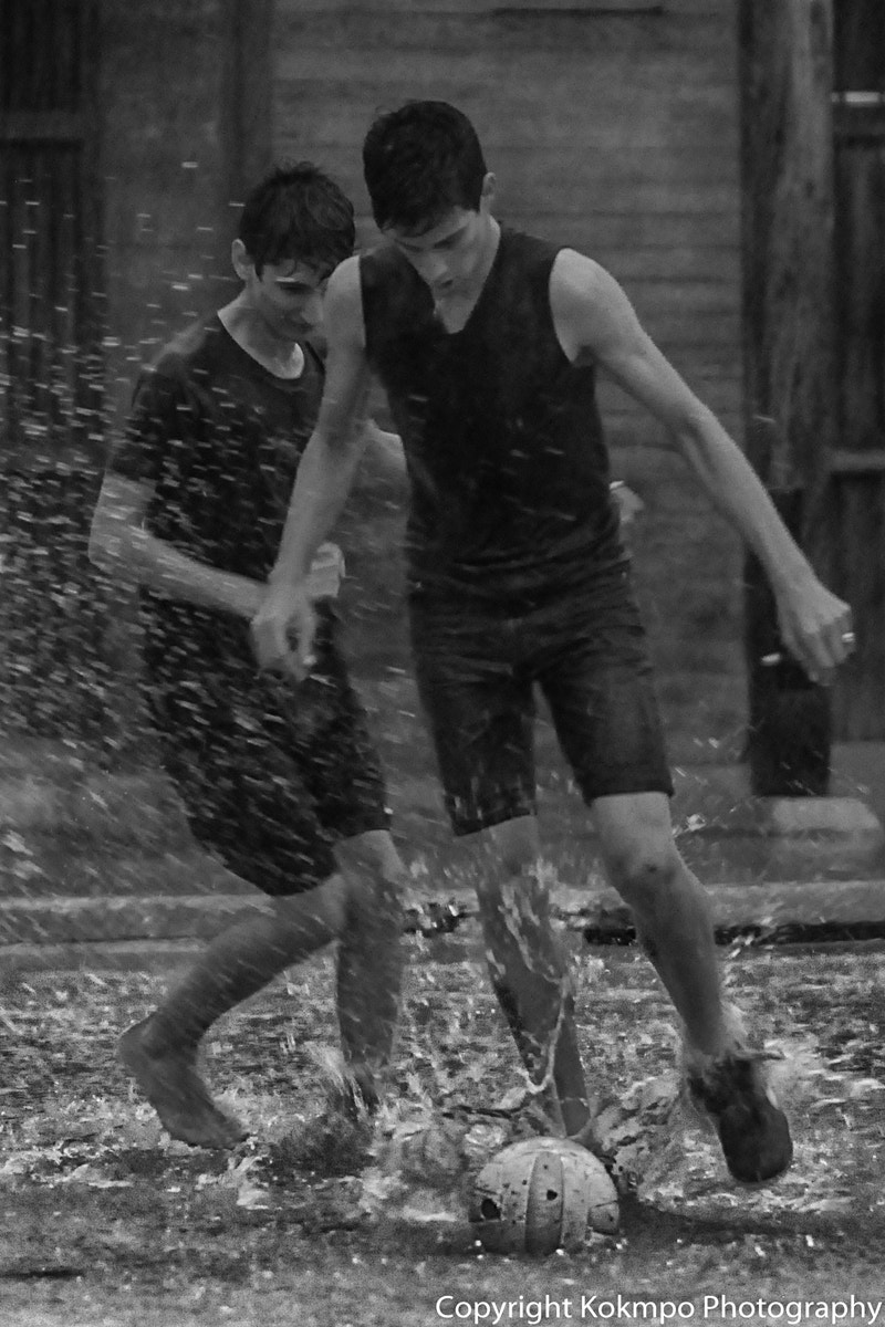 AF-S Zoom-Nikkor 80-200mm f/2.8D IF-ED sample photo. Street futbol photography