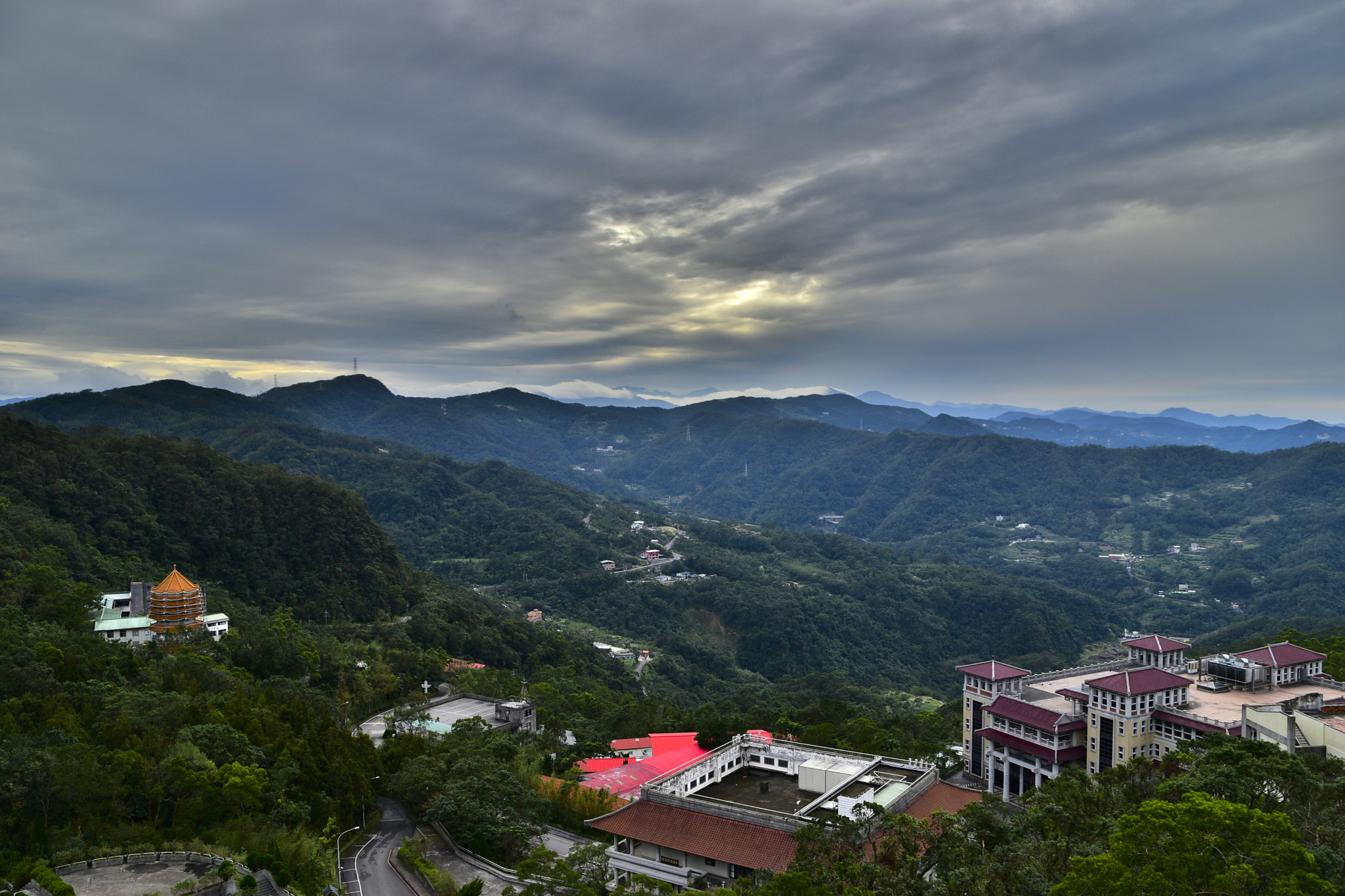 Sigma 28-300mm F3.5-6.3 DG Macro sample photo. 好天氣，躲哪兒 photography