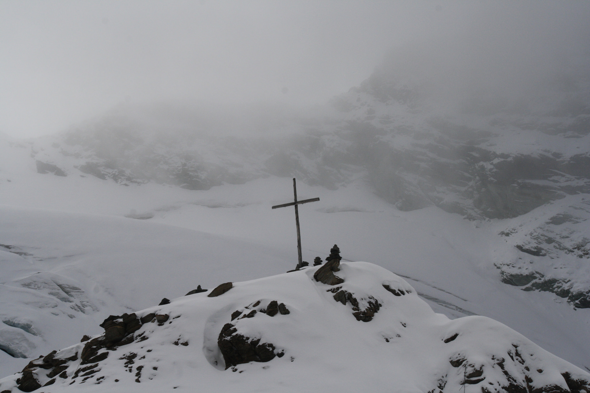 Canon EOS 1000D (EOS Digital Rebel XS / EOS Kiss F) sample photo. The cross on the peak photography