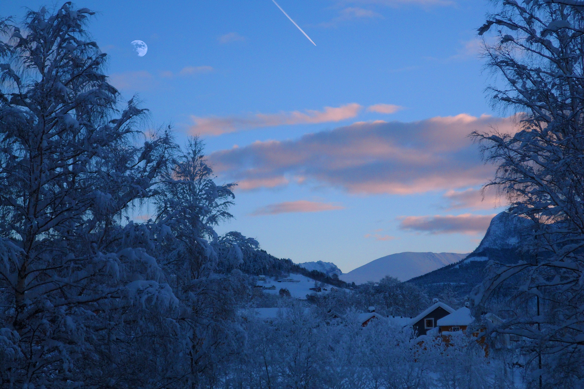 Samsung VLUU SH100, SAMSUNG SH100 sample photo. Moon and contrails over winterland photography