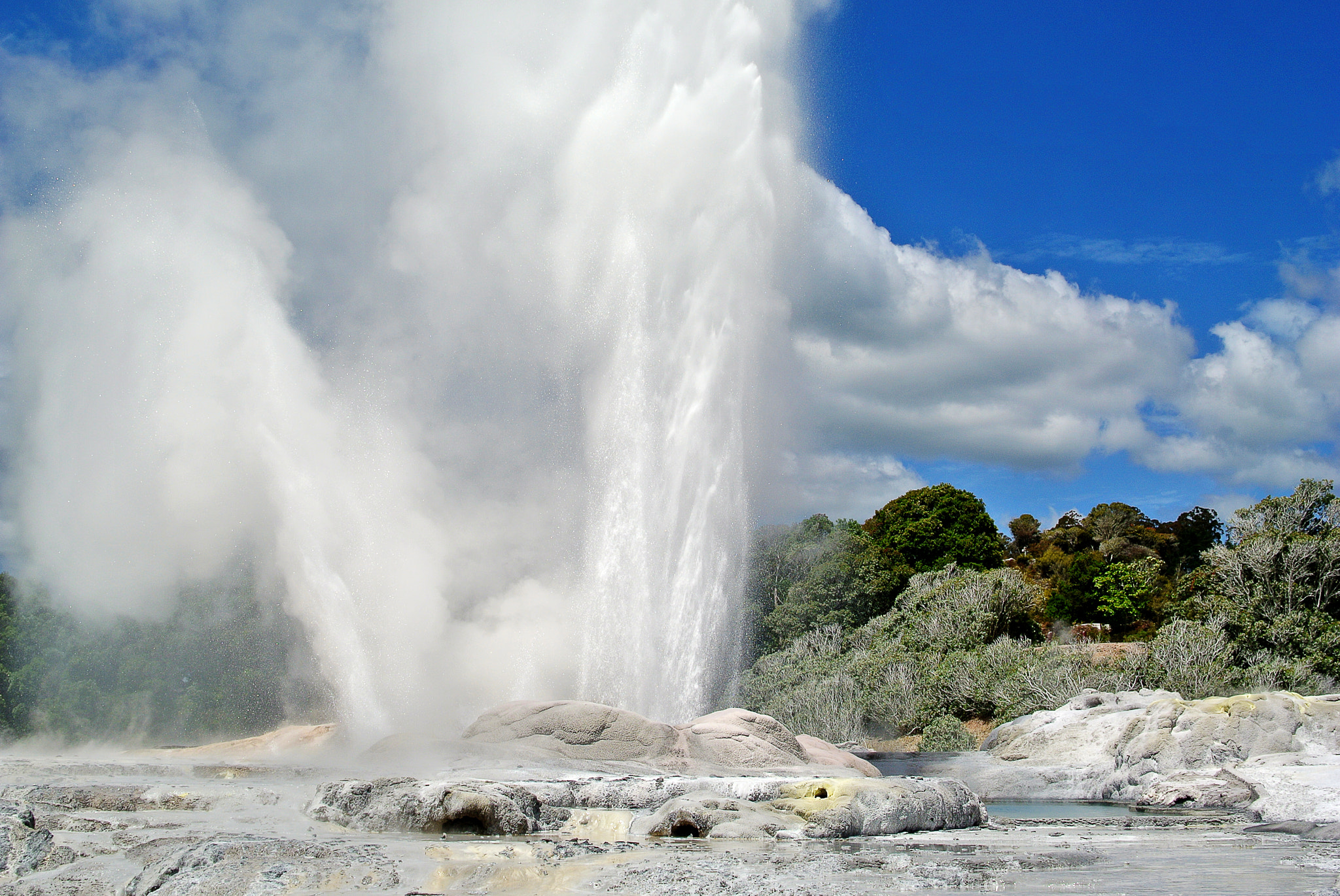 Nikon 1 V1 + Nikon 1 Nikkor 18.5mm F1.8 sample photo. Rotorua geyser - new zealand - biggest southern hemisphere geyser photography
