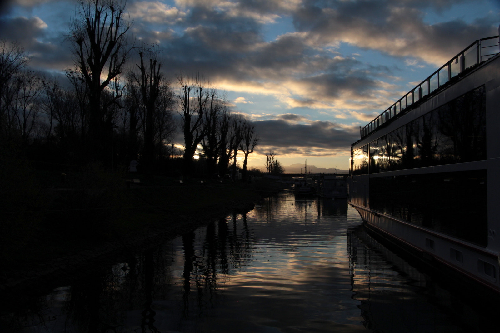 Canon EOS 100D (EOS Rebel SL1 / EOS Kiss X7) sample photo. Atardecer en el rhyn photography